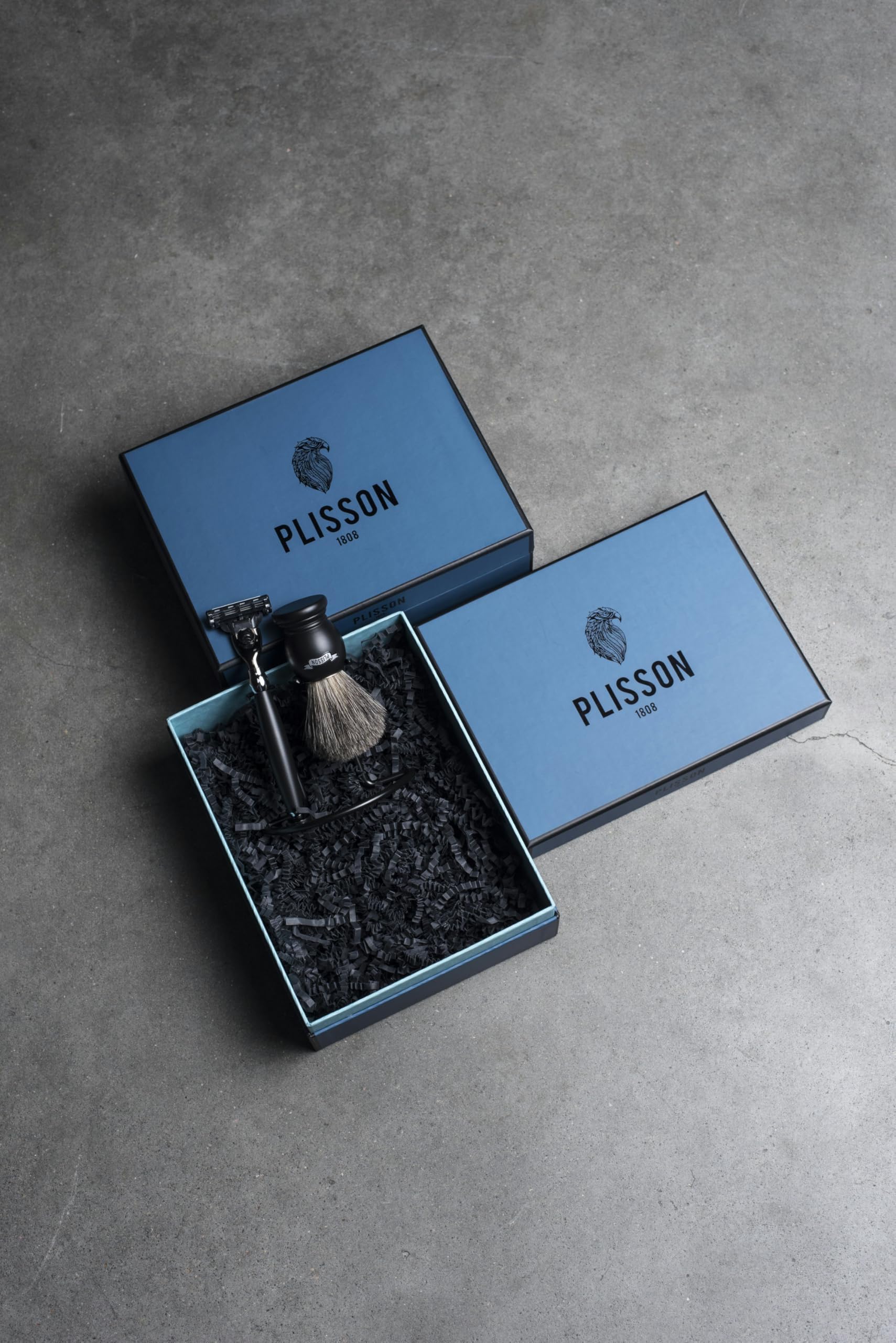 Plisson - Set de Rasage Essentiel - Coffret Cadeau 3 Pièces pour Homme - Blaireau Poils Gris de Russie, Taille 12 Standard + Rasoir Mach3 + Serviteur Laiton Chromé - Fabrication Française