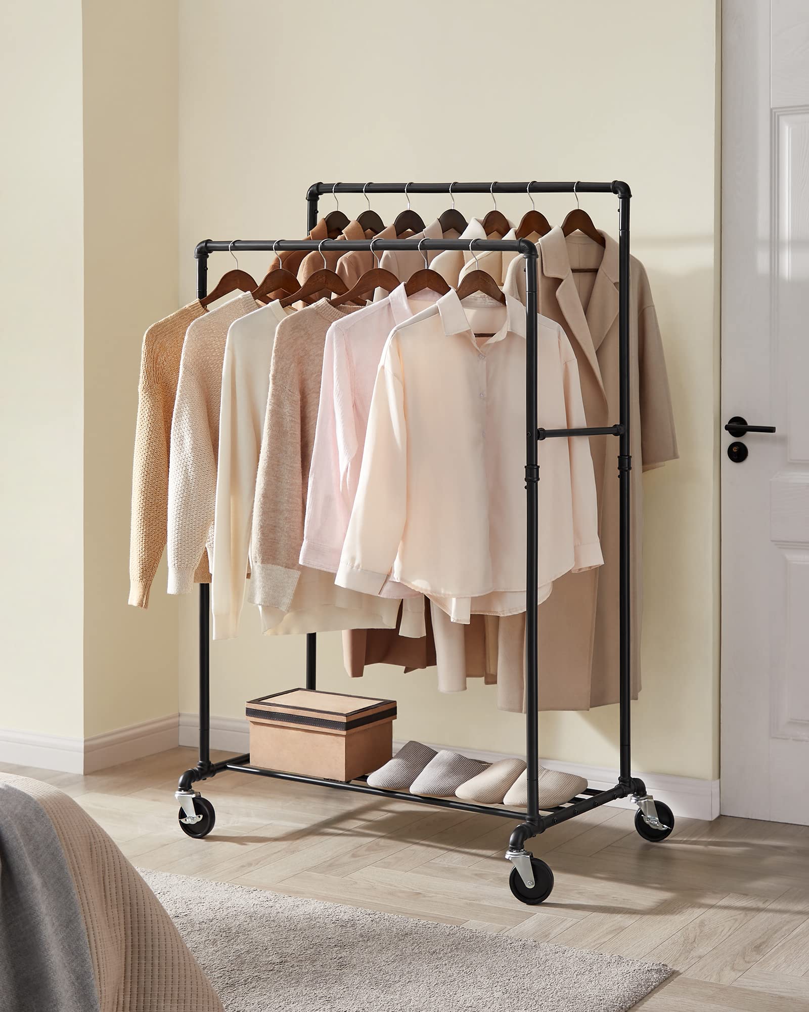 SONGMICS Portant à Vêtements à Roulettes, Porte-manteaux, Penderie, Charge 110 kg, avec Double Tringle et Étagère de Rangement, Style Industriel, pour Chambre, Buanderie, Noir HSR60B