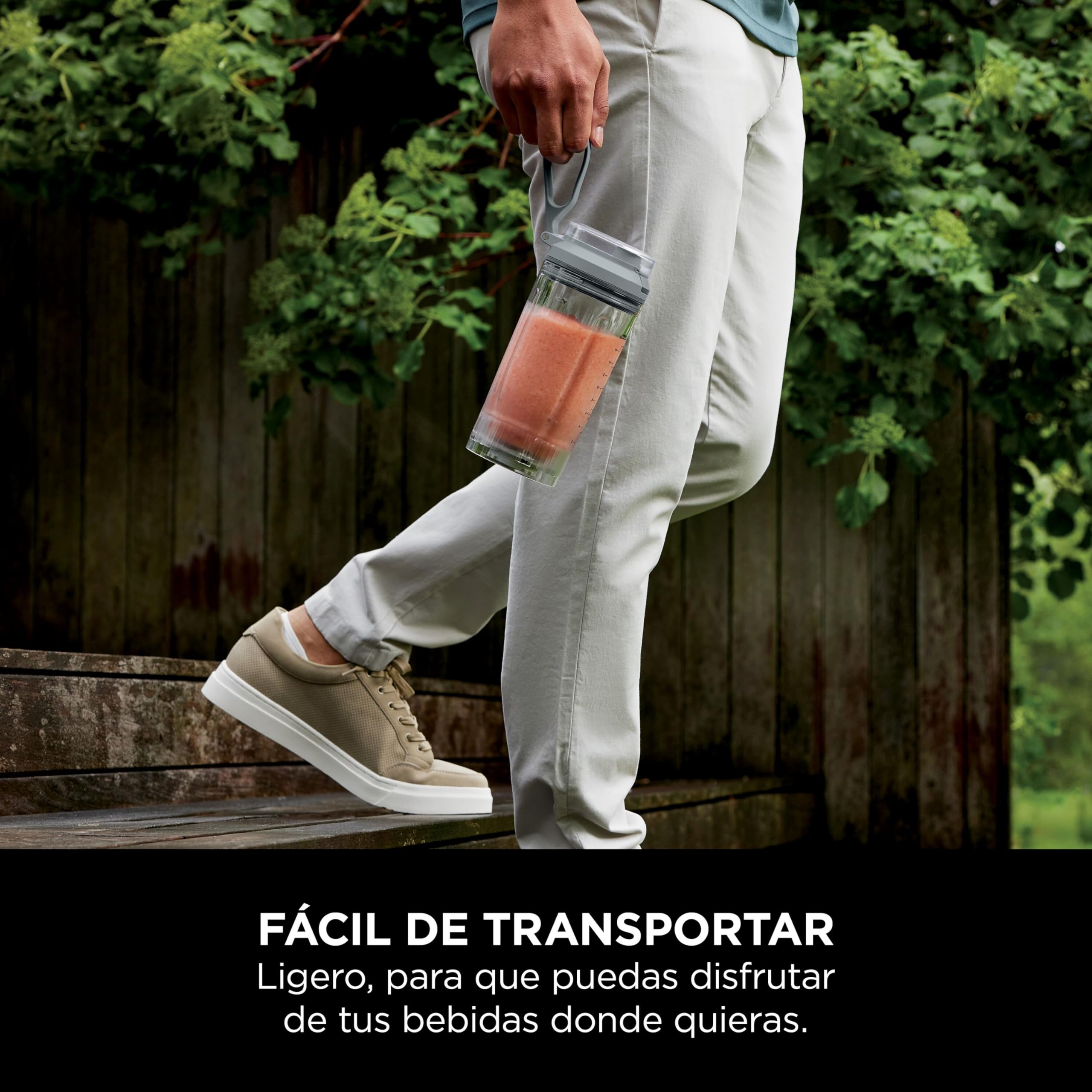 Ninja Blast Max Batidora portátil de 570 ml con batería recargable, vaso para mezclas y tapa antigoteo para hacer smoothies, batidos de proteínas, picar hielo y fruta congelada, plata, BC251EUSL