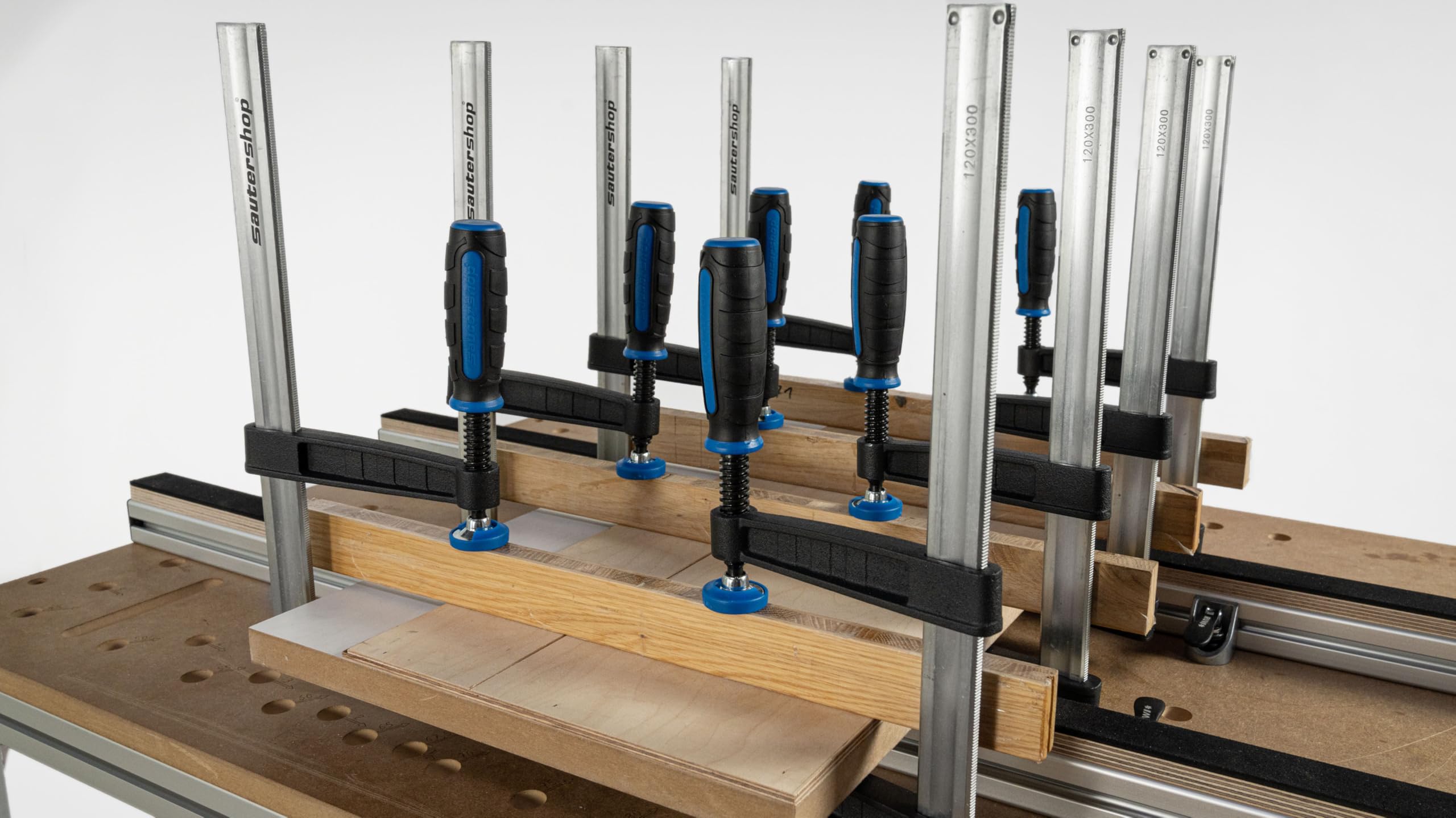 sauter Tempergusszwinge 600 mm | Spannweite 600 mm | Ausladung 120 mm | Spannkraft bis 4600 N | Ergonomischer Drehgriff | Mit Schutzkappen | Ideal für Verleimungen & Montage