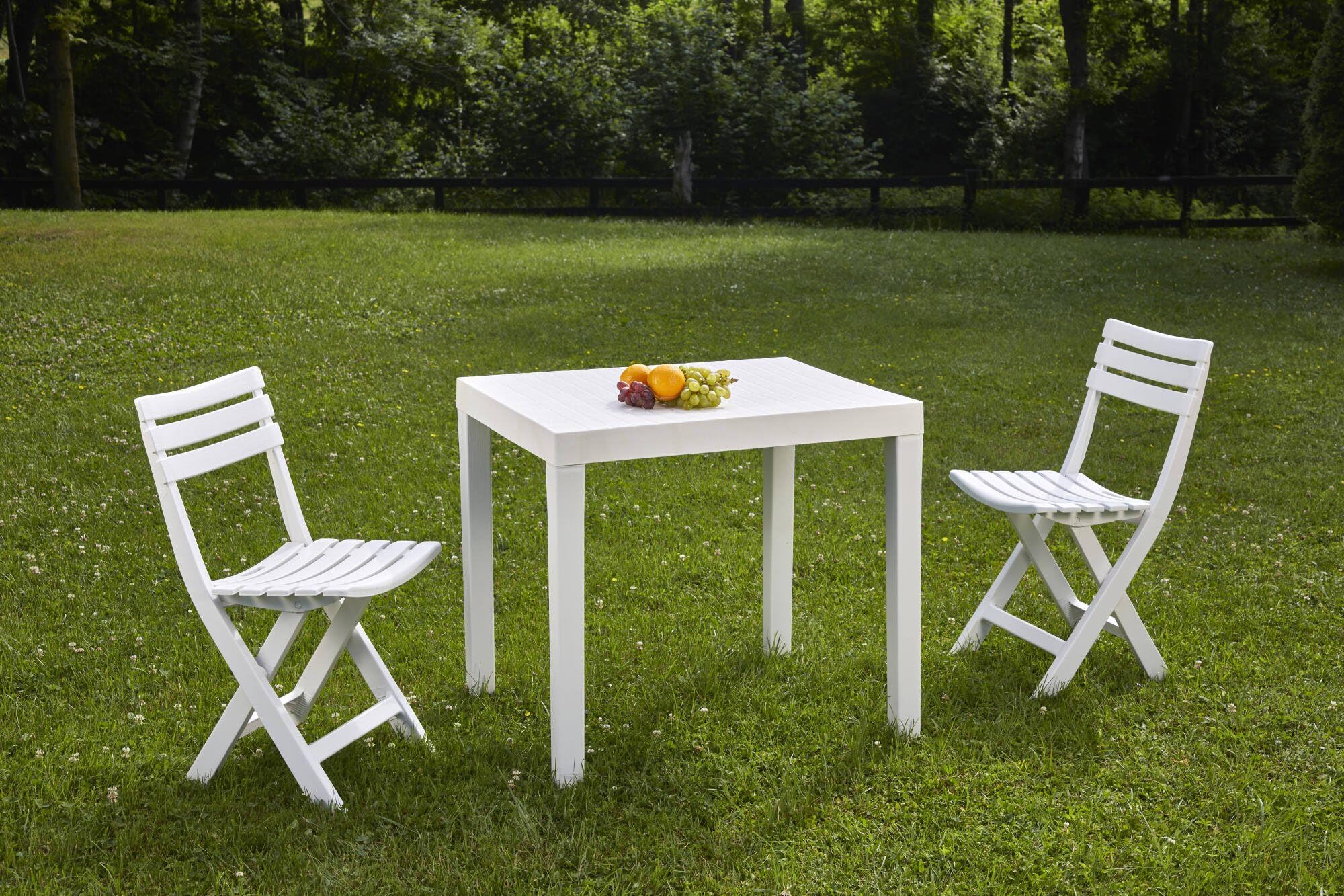 Dmora - Set salotto da esterno Ortisei, Composizione da giardino con 1 tavolo rettangolare e 2 sedie pieghevoli, Salottino indoor e outdoor da Pic Nic, 100% Made in Italy, Bianco