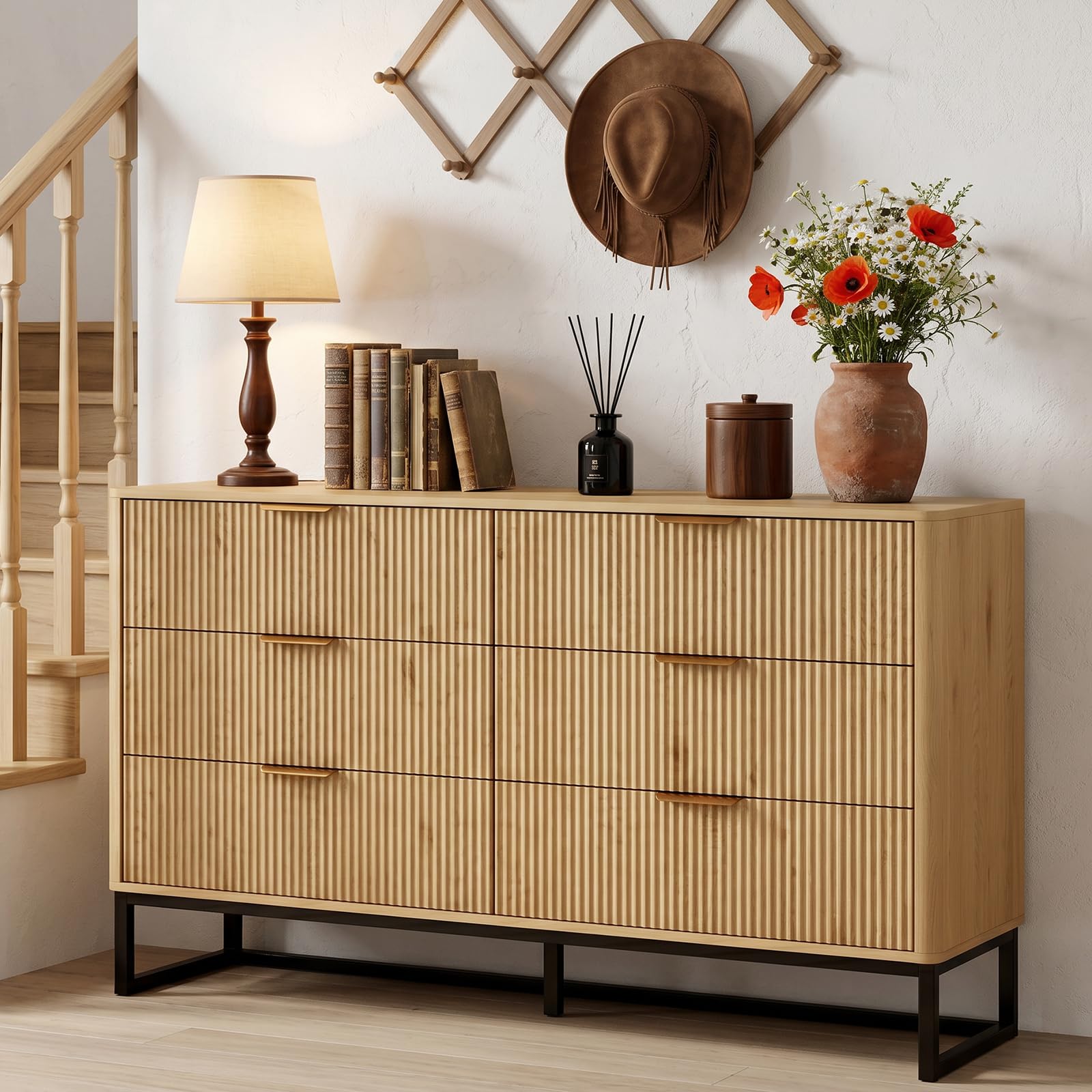 SJPVPYB 6 Drawer Chest for Bedroom, 137cm Wide Fluted Oak Effect Wooden Dresser Cabinet with Black Metal Legs Storage Unit for Bedroom Living Room Hallway