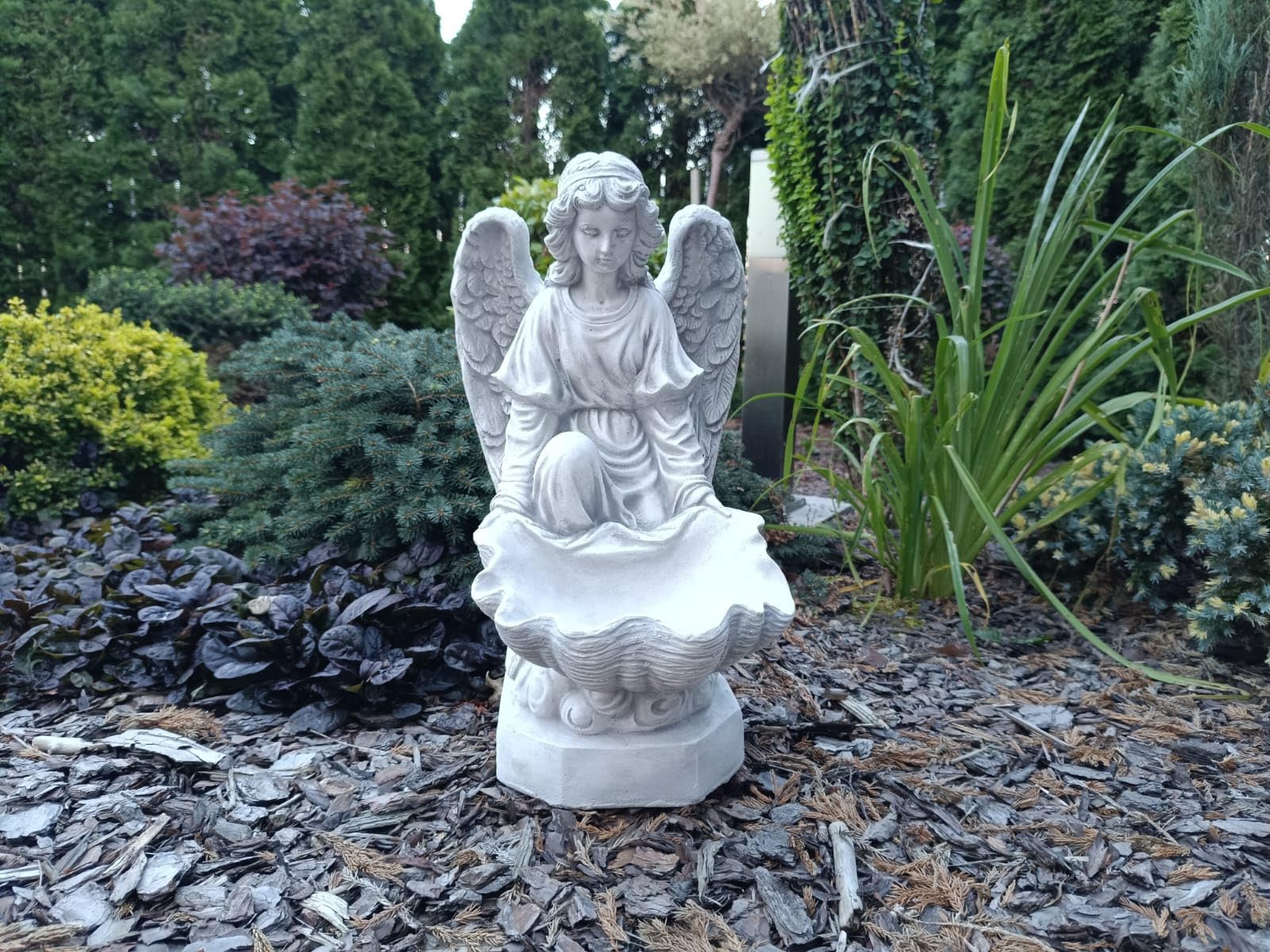 Statue de jardin ange sérénité insufflant douceur et harmonie spirituelle au cœur de votre foyer