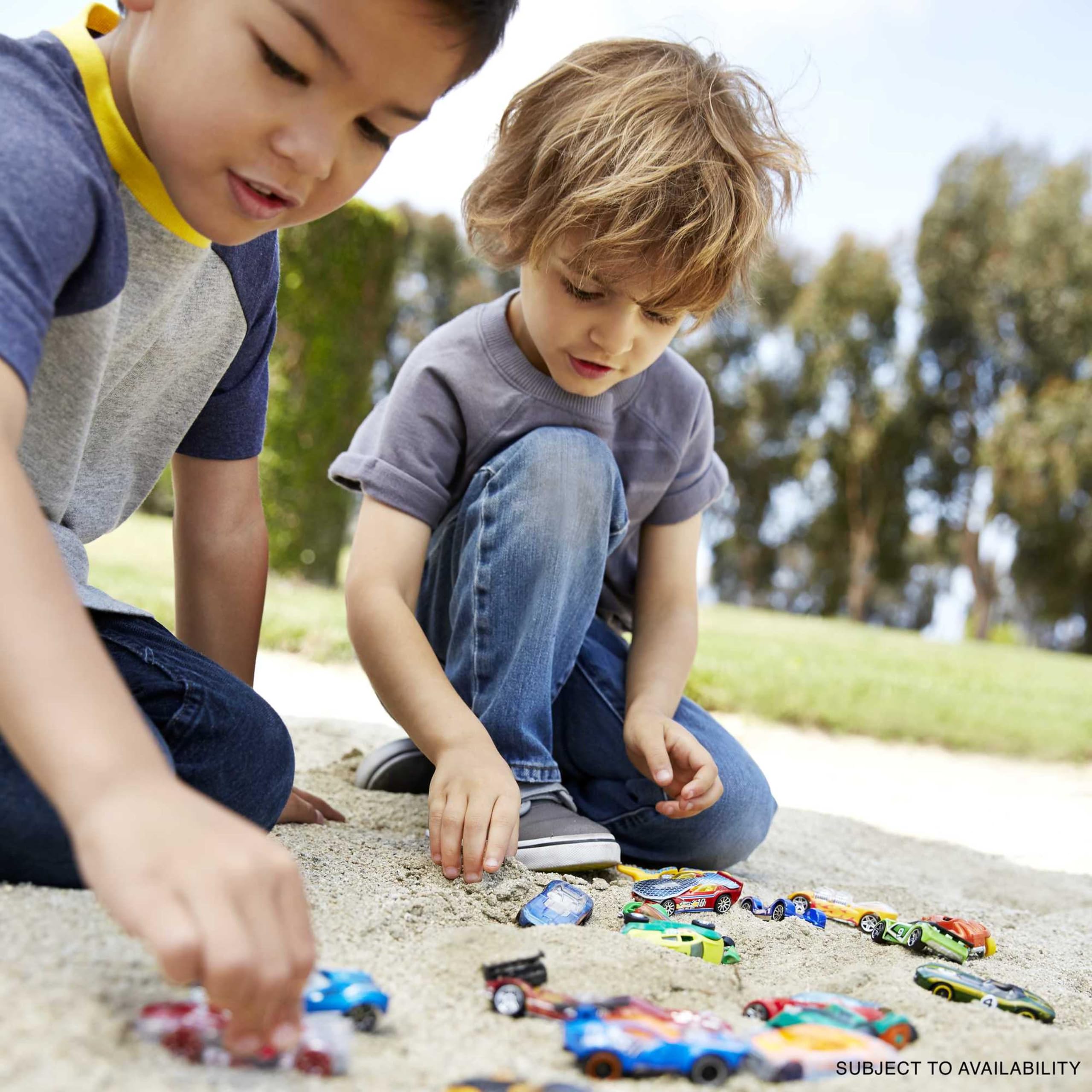 Hot Wheels - Zestaw 10 zabawkowych ciężarówek i samochodów w skali 1:64 dla dzieci i kolekcjonerów, style mogą się różnić, 54886