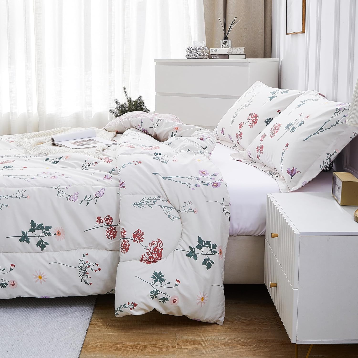Mooreeke Floral Queen Size Comforter Sets, White Vintage Botanical Flower Printed Bedding for All Seasons, 3-Piece Vintage Bed in a Bag with Fluffy Quilted Reversible Comforter & 2 Pillow Shams