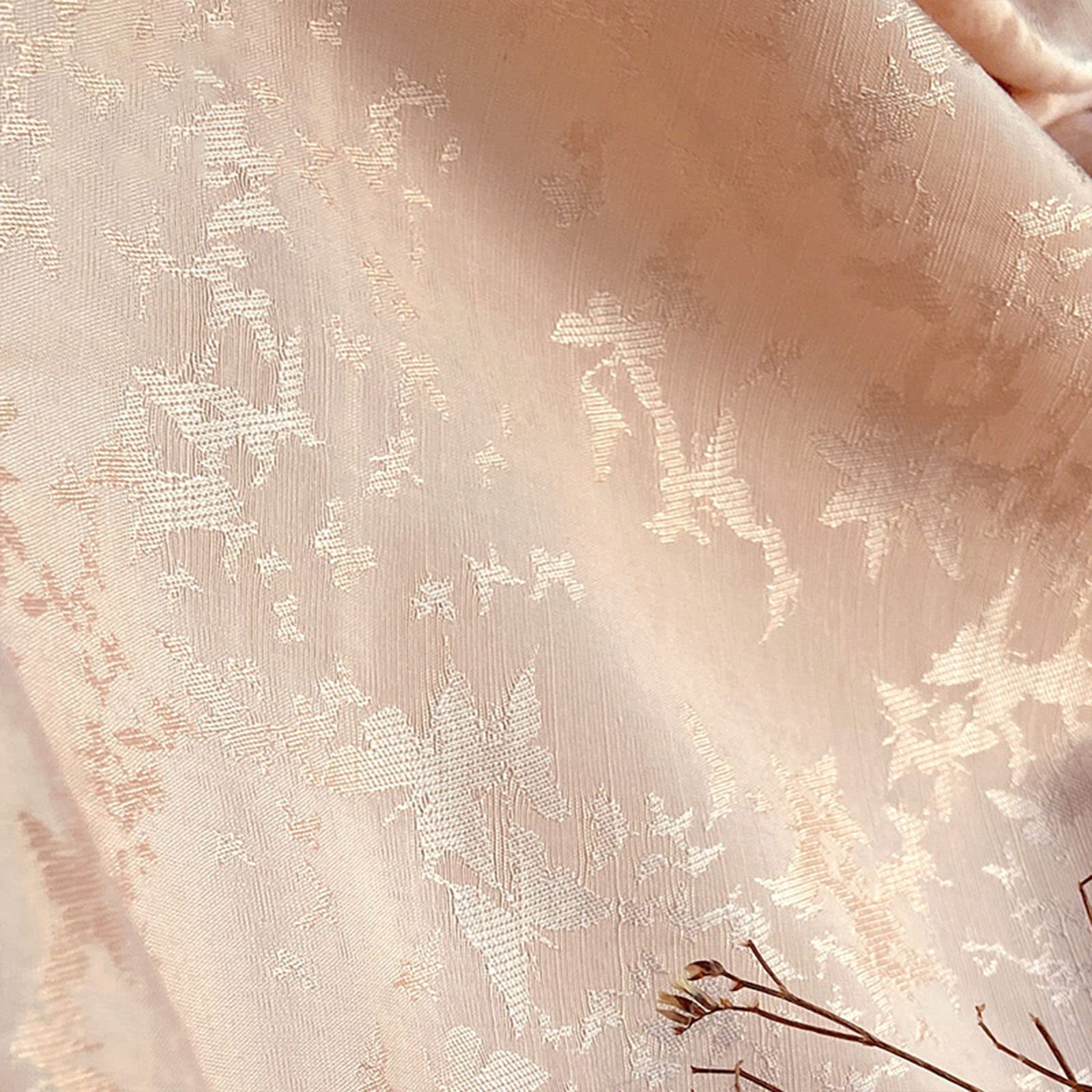 Tissu à motifs floraux rose en satin de soie pour coudre vos vêtements de style ethnique