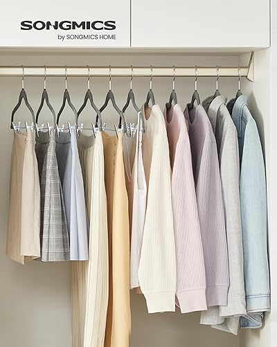 Vista 53 de SONGMICS 30 colgadores para faldas, colgadores de terciopelo de 16.7 pulgadas para pantalones, con clips ajustables, resistentes, antideslizantes