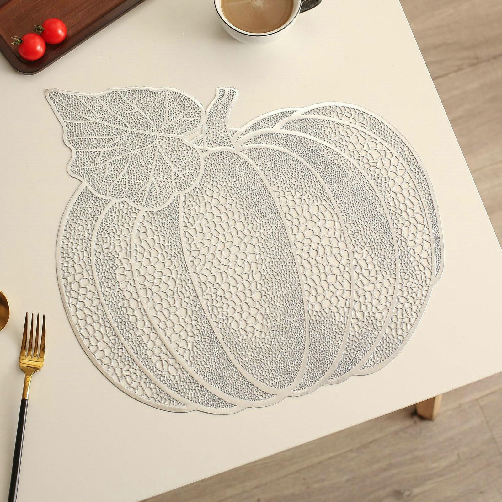Platzsets Kürbis 8er Set, Platzdeckchen Weihnachten Abwaschbar PVC Hitzebeständig rutschfest Hohl Kürbis Förmig Tischsets für Küche, Silber, 42x40CM