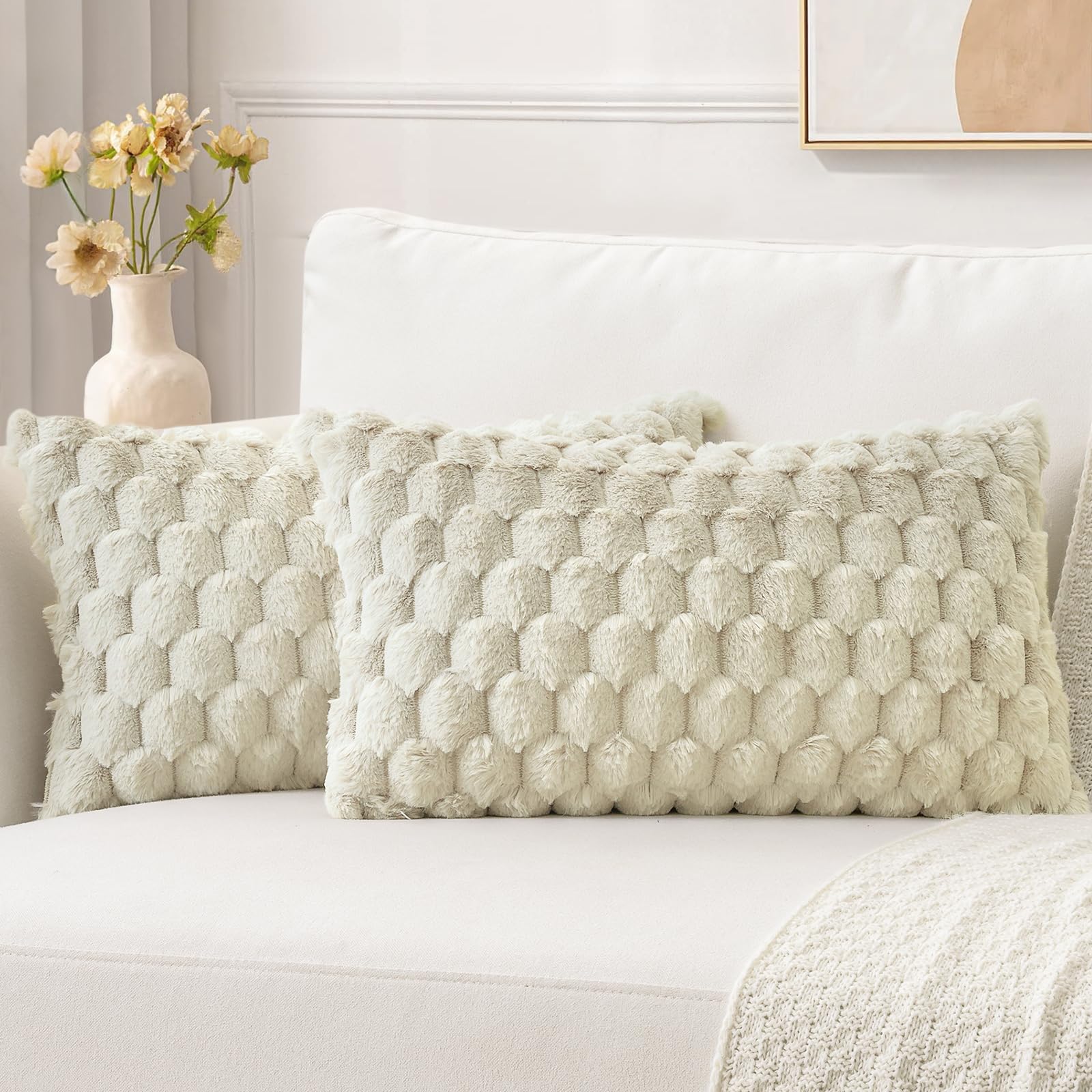 Sungeek Set of 2 Beige Fluffy Faux Fur Cushion Covers 30x50 cm, Soft Cozy Plush Velvet Decorative Throw Pillow Covers 12x20 Inch Lumbar Pillowcases for Sofa Couch Bed Living Room
