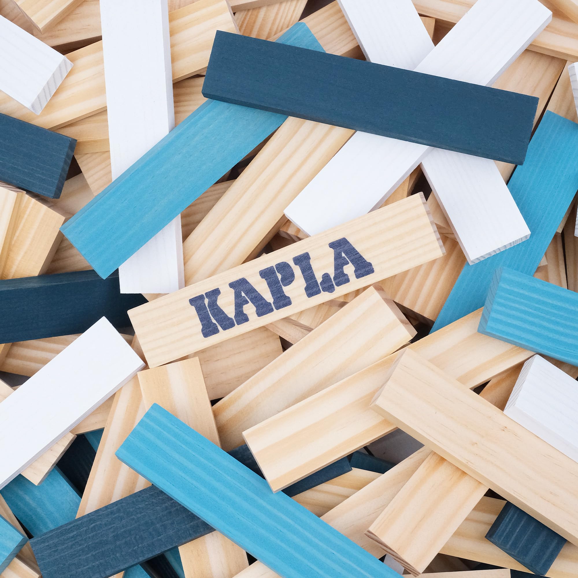 KAPLA Barril de Invierno 200 tablillas de Colores (Azul Claro, Azul Oscuro y Blanco), Juguete de Madera, Juego de construcción, A Partir de 2 años...
