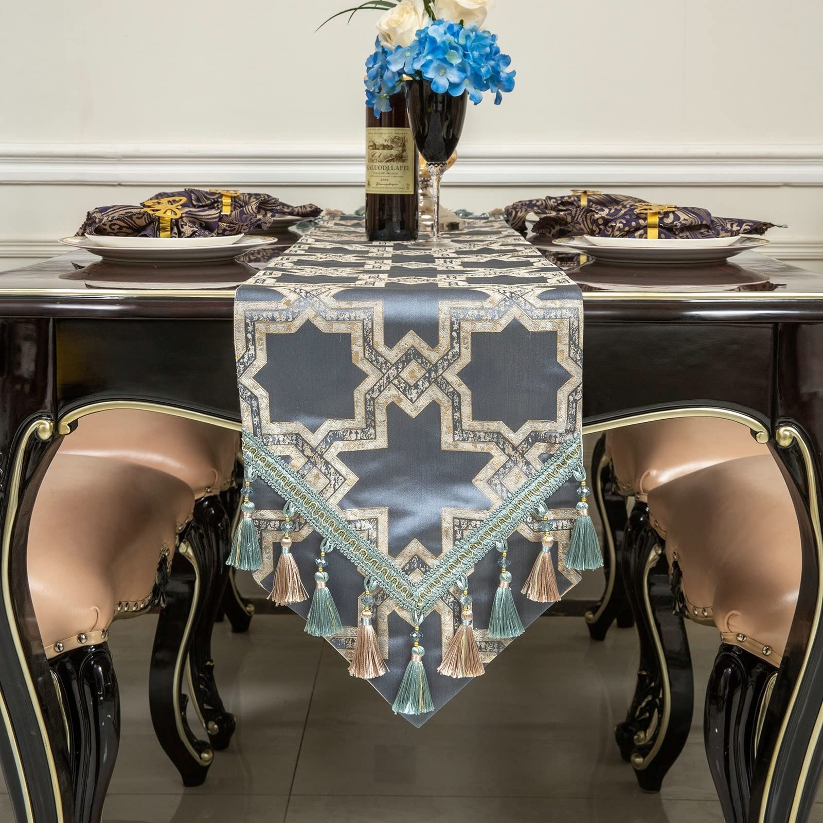 Chemin de table satiné jacquard haut de gamme avec pompons déco mariage moderne