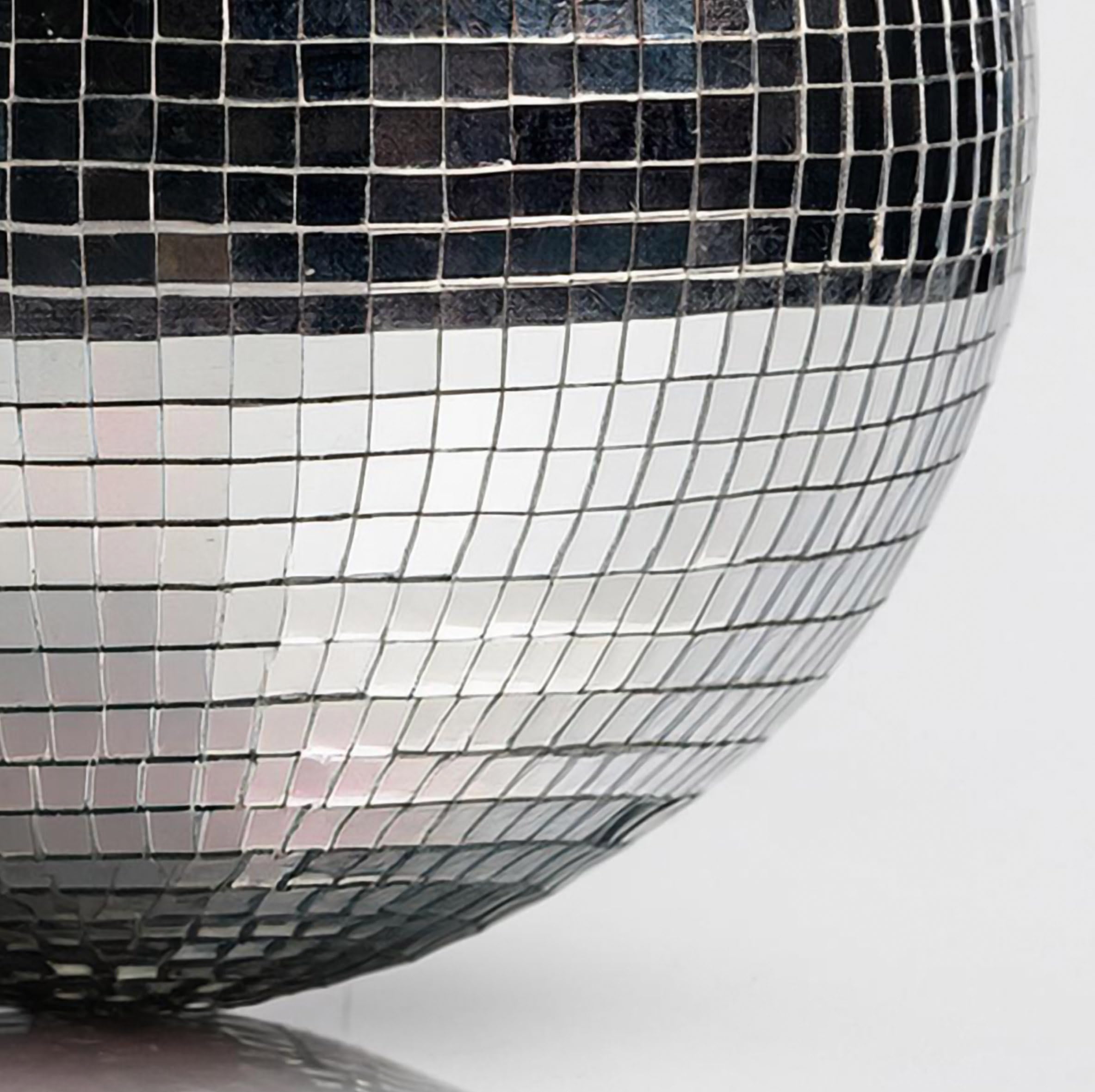 Discokugel mit Haken zum Aufhängen - 25 cm - Spiegelkugel mit Echtglas Facetten in Silber - Party Lichteffekt Hängekugel Mirrorball Disco Kugel