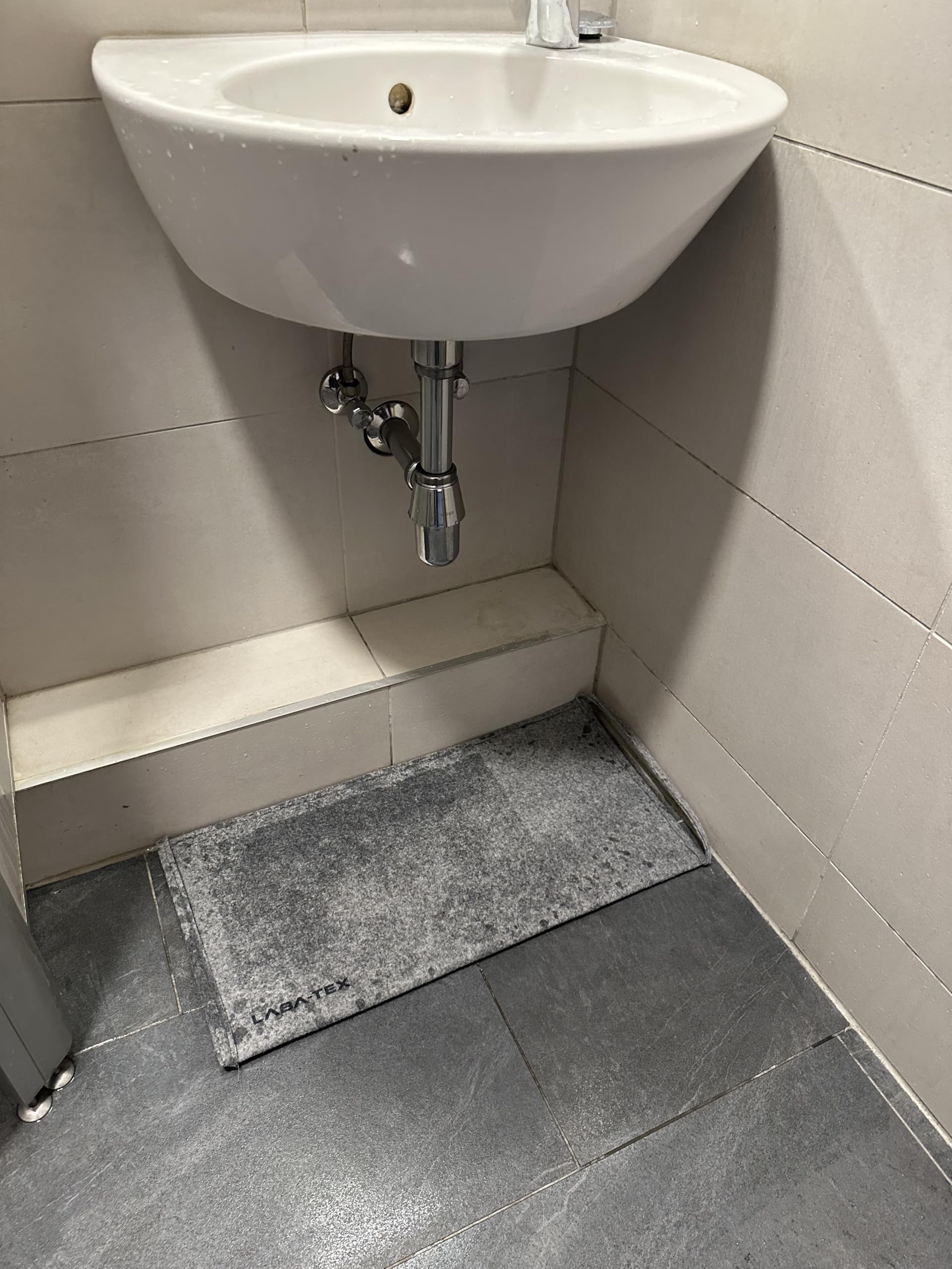 Tappetini assorbenti per acqua – ideali per assorbire gocce e perdite sotto lavelli, lavatrici o condizionatori. Confezione da 6 pz: 50 × 25 cm, assorbenza 5 L/Grigio, MONOUSO