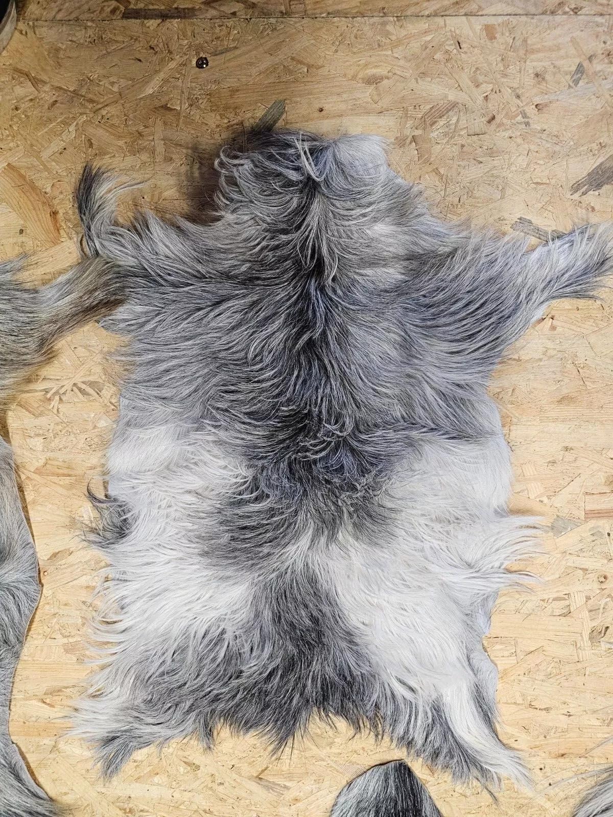Ziegenfell Zickelfell kein Geruch | natürliche Farben | Fellteppich (Graülich, 80cm-100cm lang 1.Wahl)