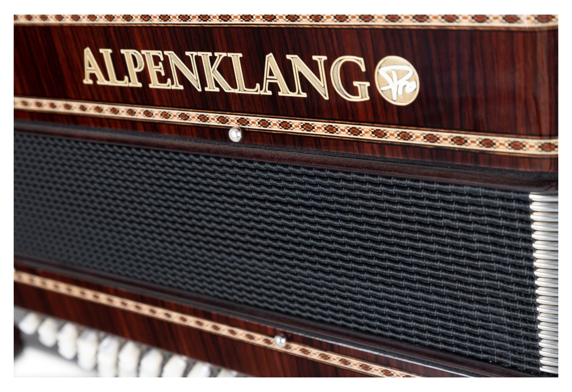Alpenklang Pro Akkordeon III 72 M Palisander, 6 Diskant-Register, 72 Bässe | 34 Diskant-Tasten aus Perlmutt, 3-chörig im Diskant, Kräftiger, 4-chöriger Standard-Bass, Abmessungen: ca. 42 x 44 x 27 cm