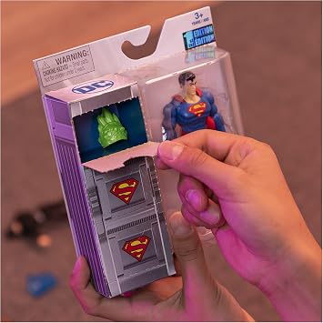 DC Comics 10 cm SUPERMAN 3 Action Figure with Mystery Accessories, Adventure (Asorti)