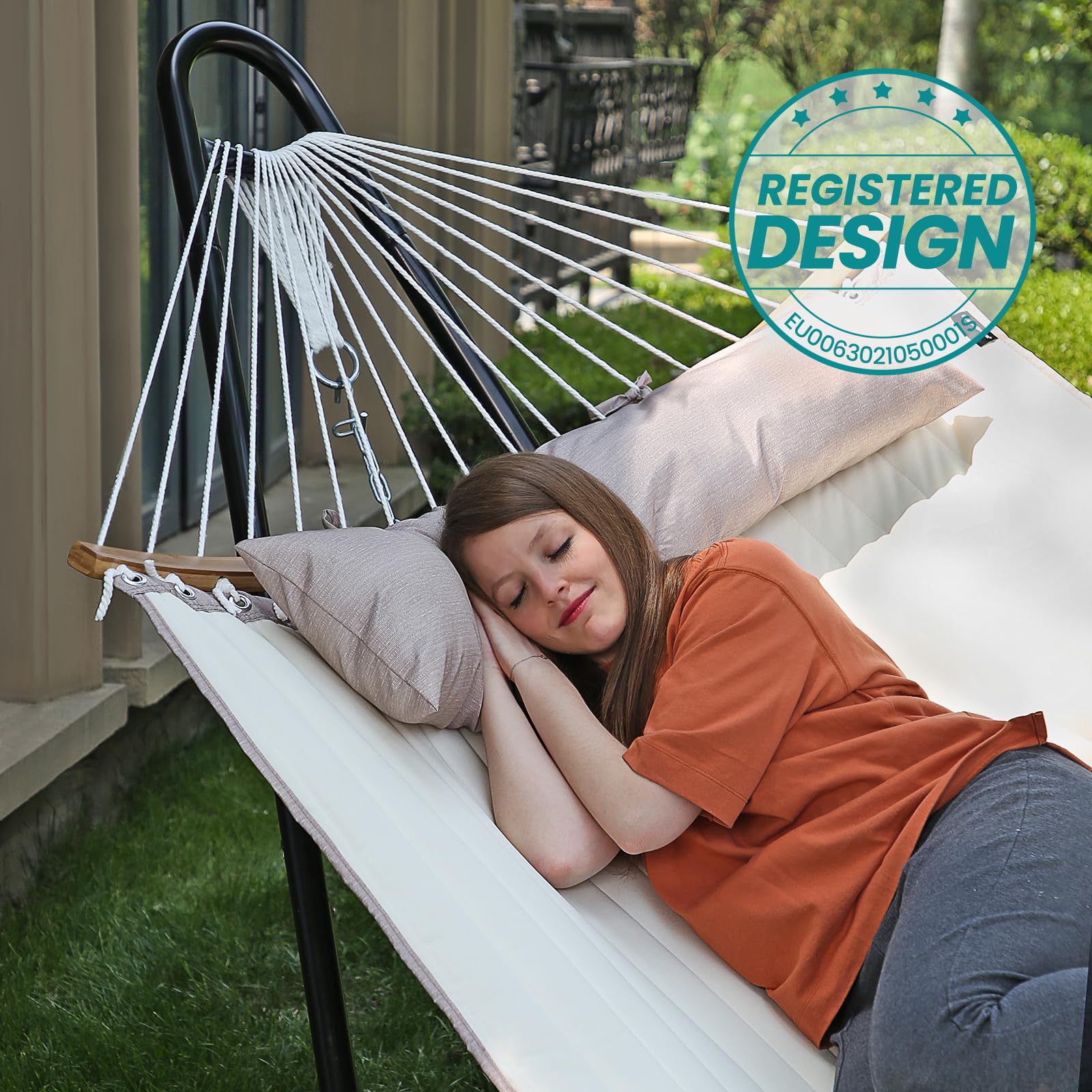 SONGMICS Hamaca Doble Tapizada, Hamaca de Jardín con Barras Curvas de Bambú Separables, con Cojín, para Camping, 200 x 140 cm, Carga de 225 kg, Crema y Beige GDC34BE
