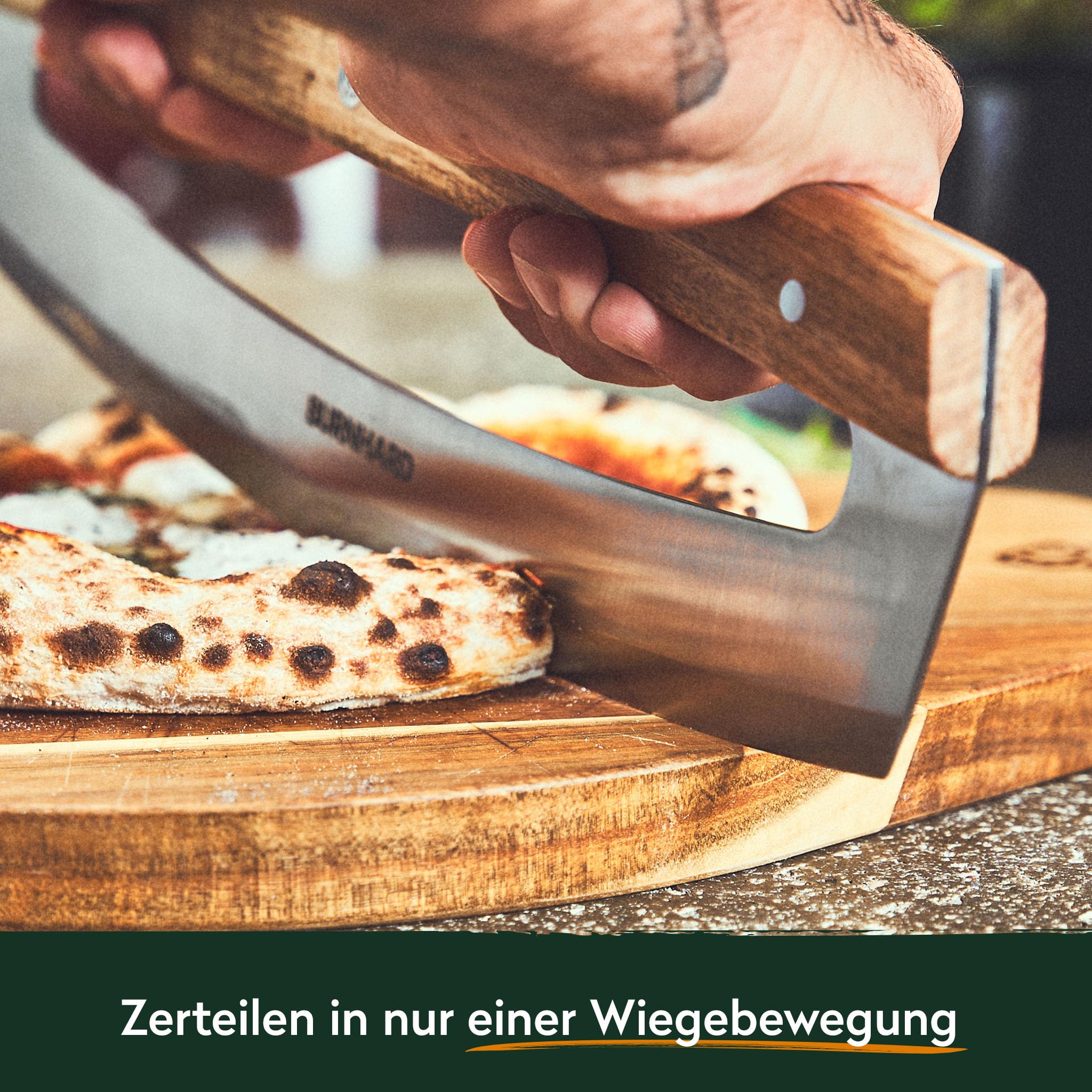 BURNHARD® Pizzaschneider aus Klingenstahl, Wiegemesser, 35,5 cm Klinge, Pizzamesser inkl. Klingenschutz, scharfer Pizza Cutter ohne Zerdrücken, Akazienholzgriff