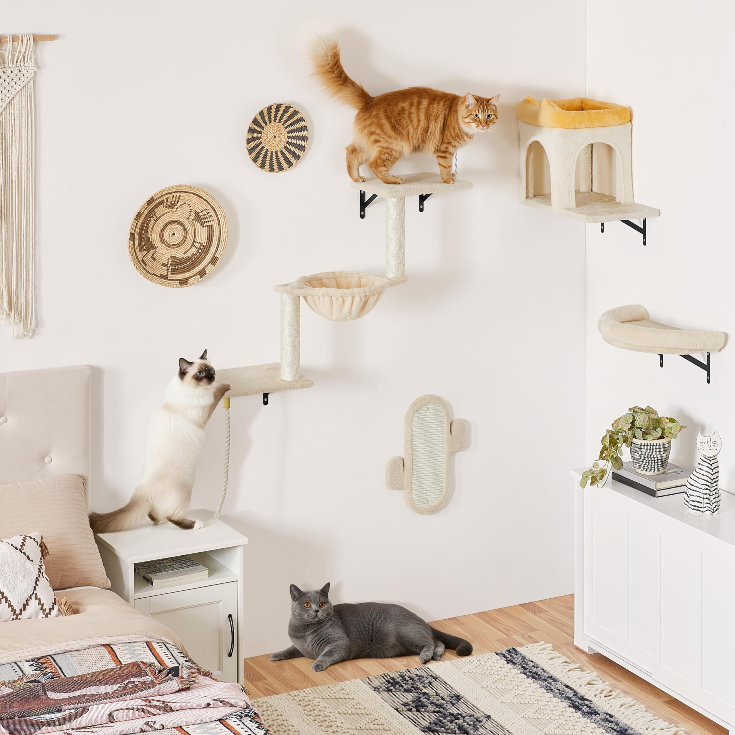 Parete da Arrampicata per Gatti, Set di 4 Mensole da Parete con Tiragraffi, Casetta, Cesta e Palla Sospesa, Mobili da Parete per Gatti in Peluche per Dormire e Giocare, Beige
