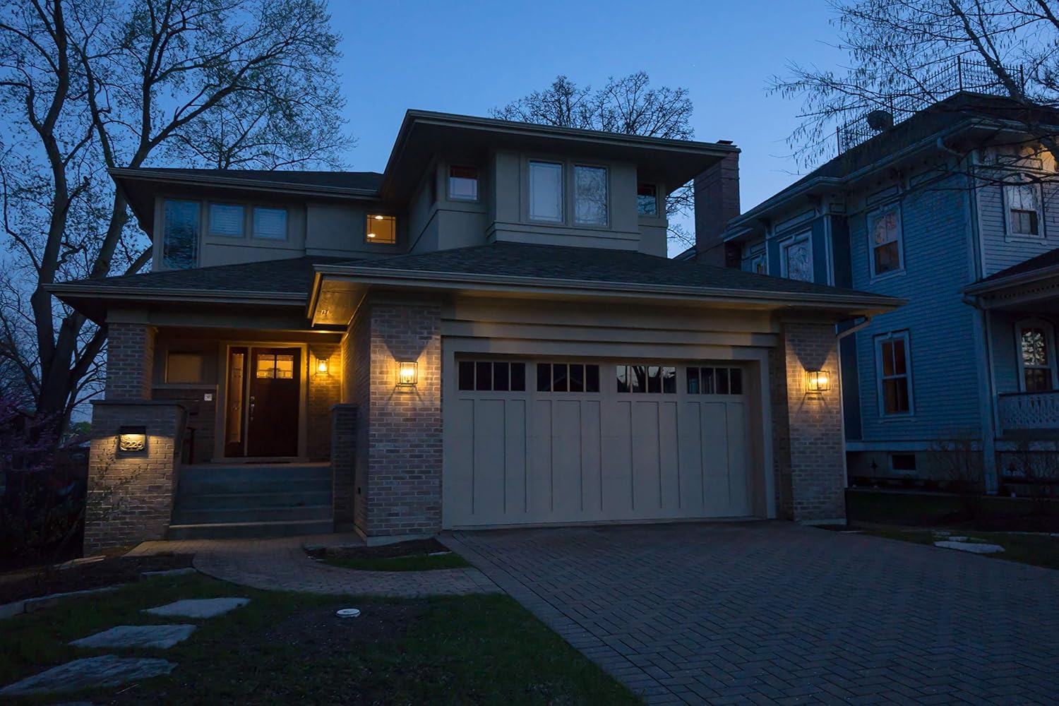 Diagram showing product dimensions of the VAXCEL Walsh outdoor wall lantern