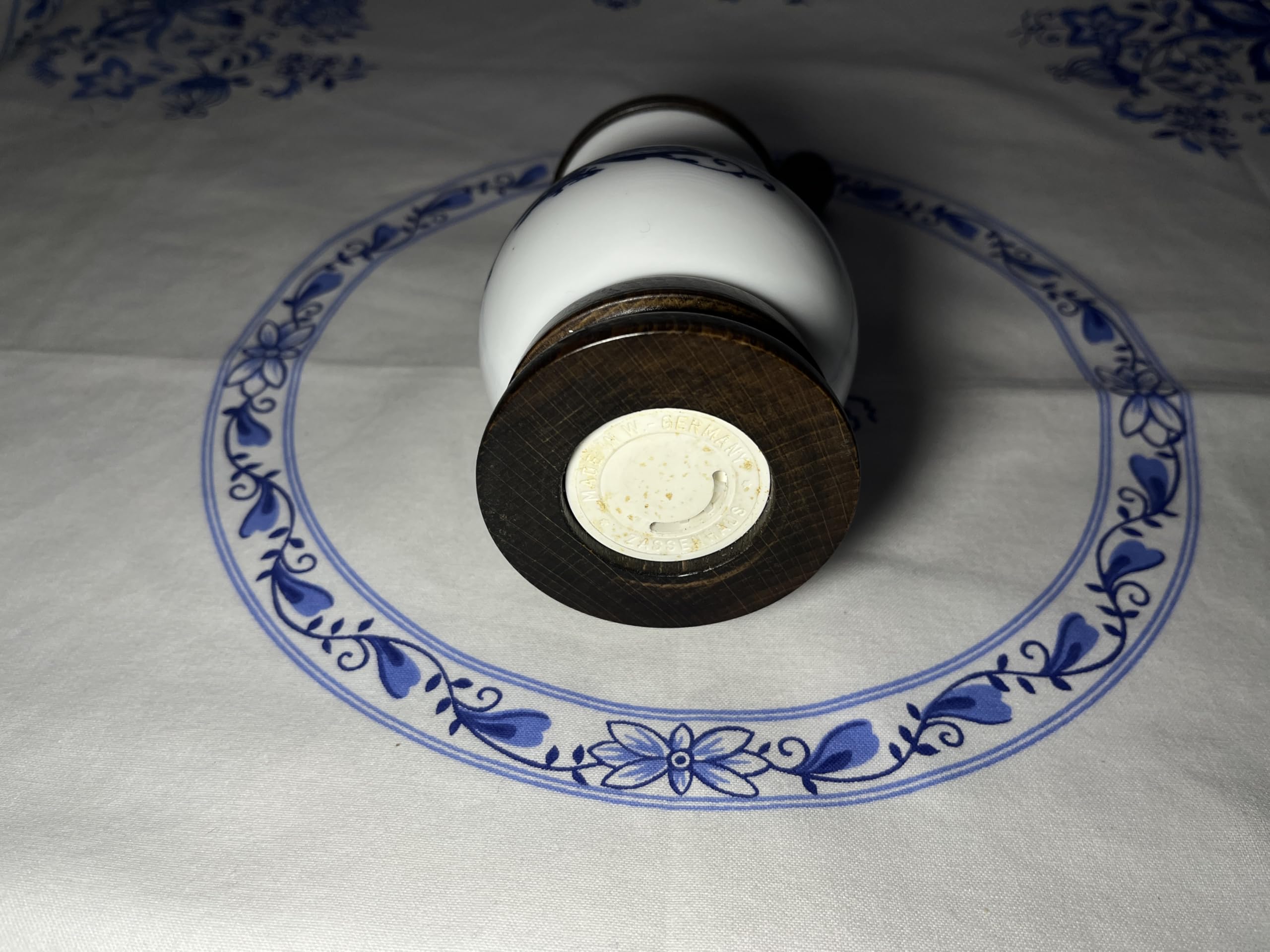 Vintage, Zwiebelmuster Porzellan Salzmühle, ist noch funktionsfähig.