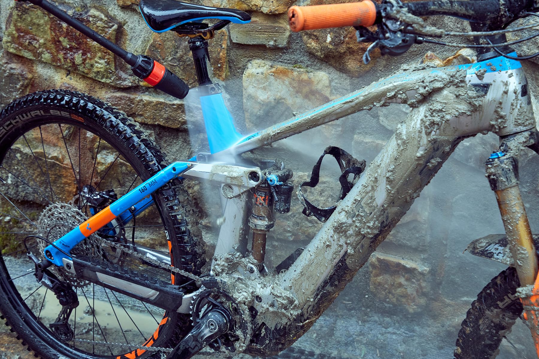 Bellota HL1700E- Hidrolimpiadora, Potencia: 1,7 kW, Presión Máx: 140 Bar, Caudal: 380 l/h, Manguera 5 m (PVC), Peso: 8 kg, Pistola No Force, Ruedas, Succión Agua,Filtro de Agua Extraible,2 boquillas