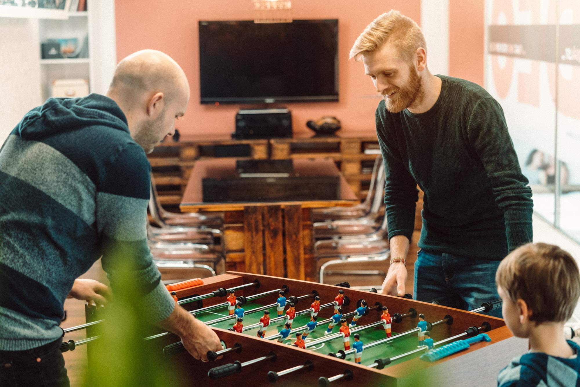 Bandito Tischkicker Winever, Tischfußball für Kinder und Erwachsene, Stabiler Tischfußball, 25 kg Kickertisch, Kicker für Einsteiger, Fußball Spieltisch, inkl. Bälle, robuste Figuren, braun