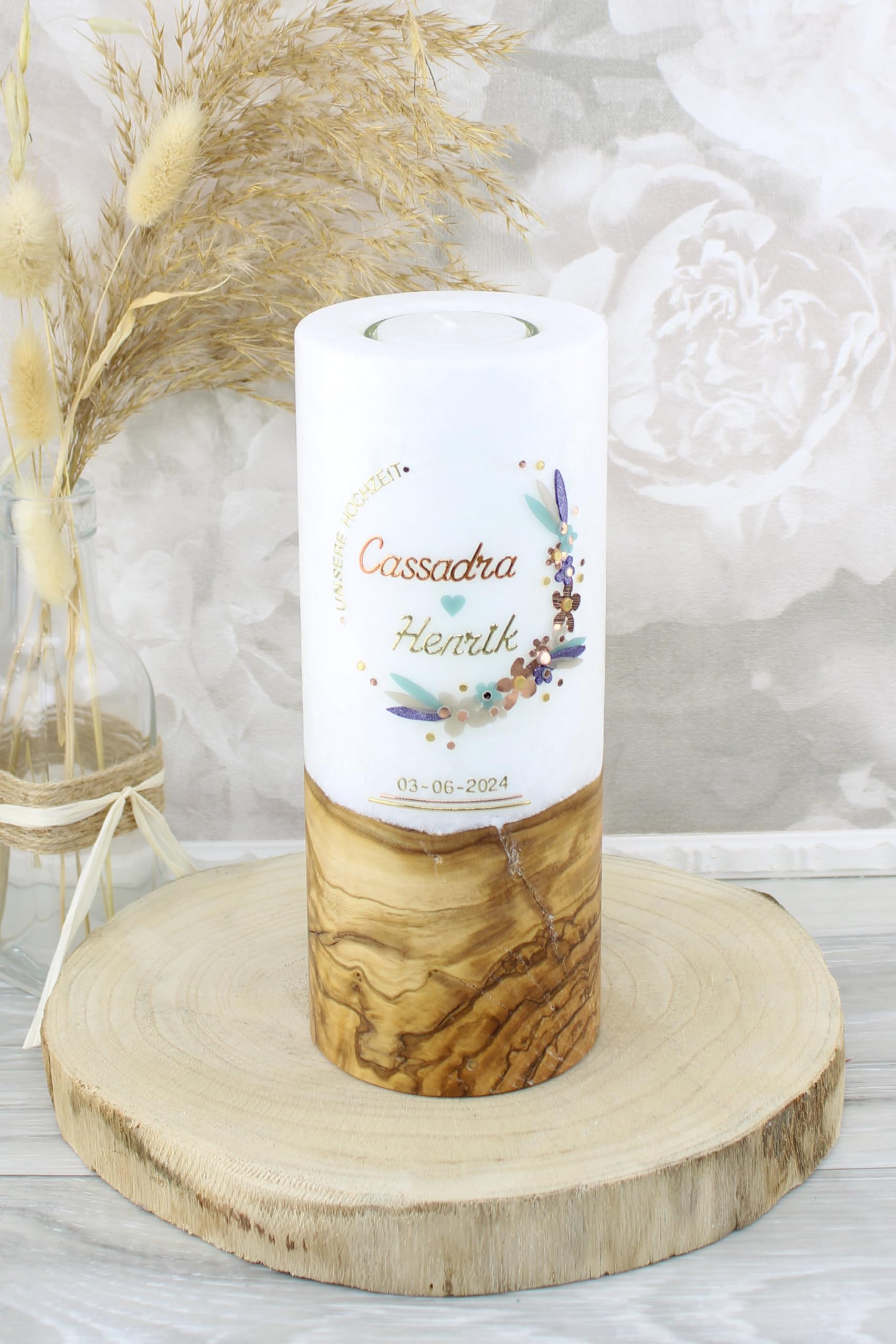Hochzeitskerze Cassandra und Henrik mit echtem Holz mit Name und Datum, individuell und handverziert 2528