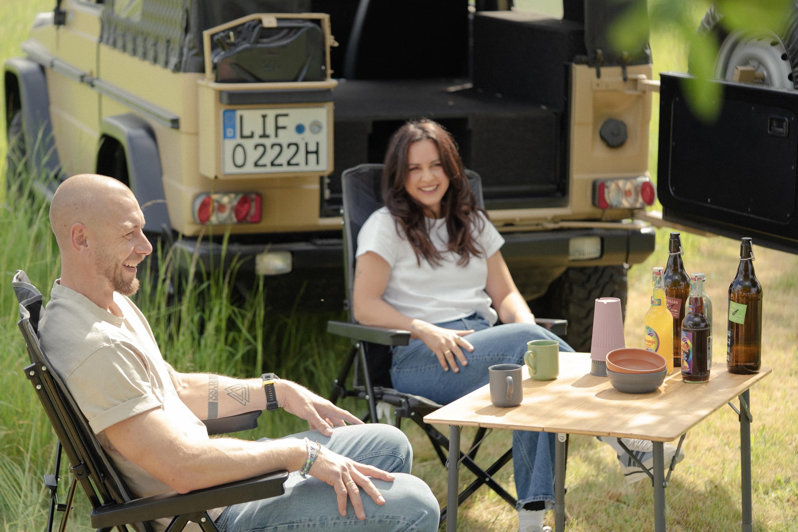 reMAIN Campinggeschirr-Set, 12-teilig, Elfenbeinweiß/Schiefergrau/Olivgrün | Mit 4 Tellern, 4 Bechern mit Deckel und 4 Schüsseln – bruchsicher, stapelbar und ideal für Camping & Outdoor
