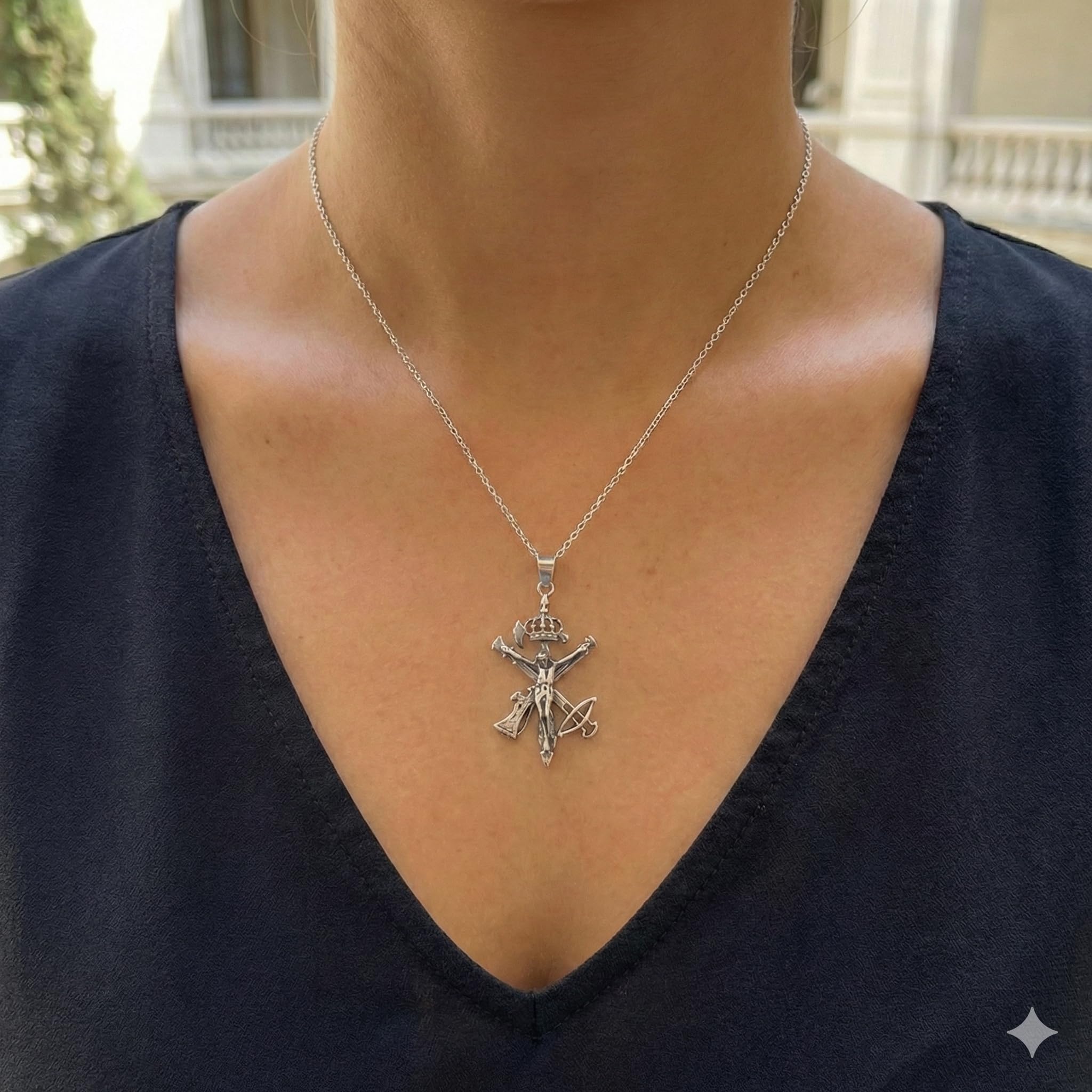 Collar Cruz Cristo de Mena en Plata de Ley 925, con Estuche y Cadena 45 cm