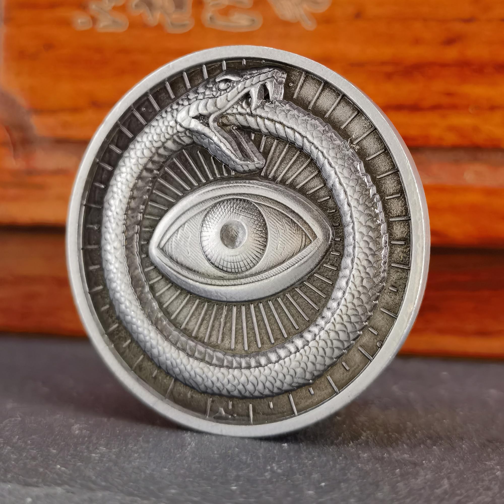 Ouroboros Pièce de monnaie porte-bonheur avec motif 3D en relief Motif œil d'Ouroboros