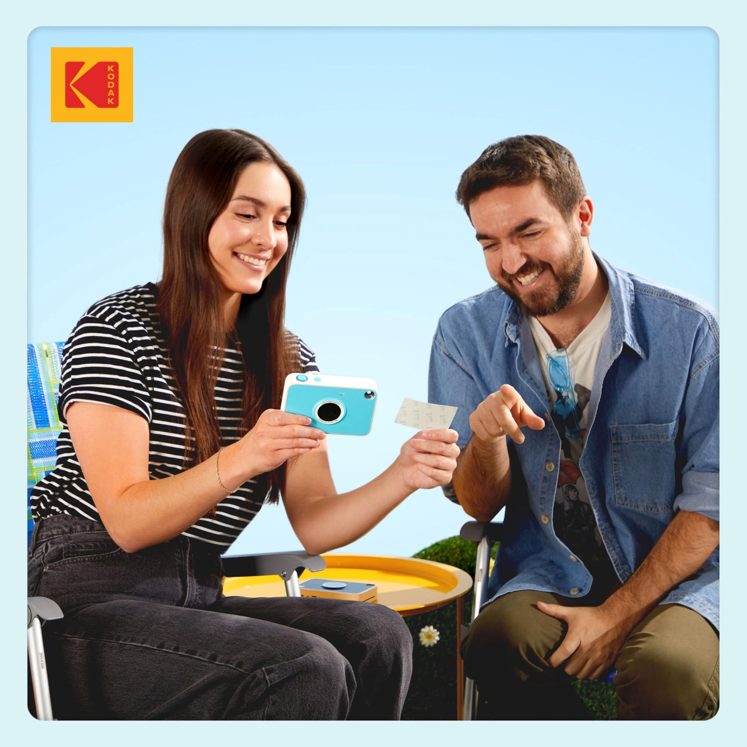 KODAK Printomatic+ - Kit di base per fotocamera digitale a stampa istantanea, custodia da trasporto e carta fotografica Zink con retro adesivo, 10 MP, foto a colori, indicatore di stato a LED GB