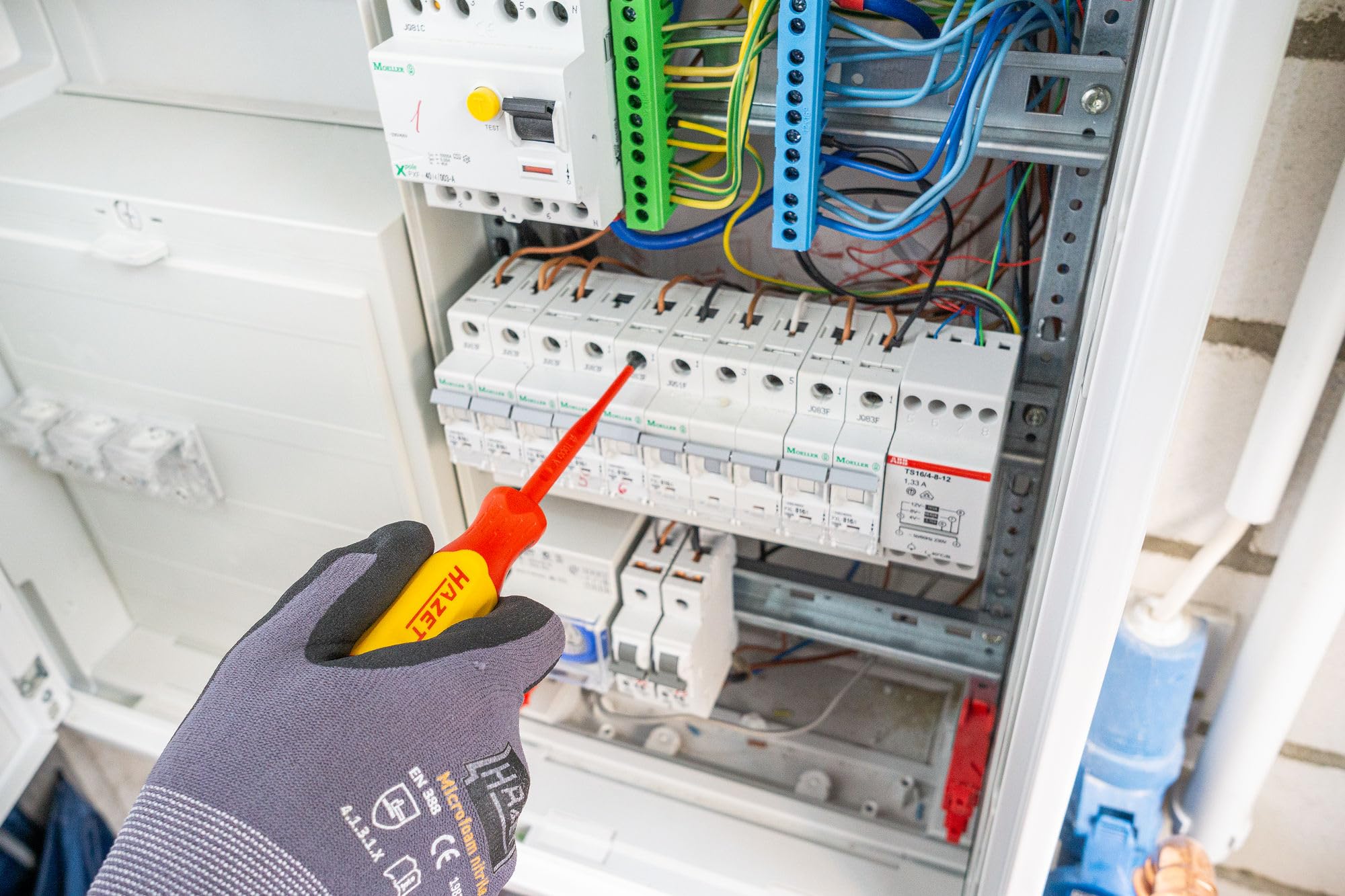 HAZET Set di cacciaviti per elettricisti ad alta tensione 811KV/6, 6 pezzi, VDE 1000V, profilo a taglio e PH, incluso tester di fase, isolamento protettivo'.