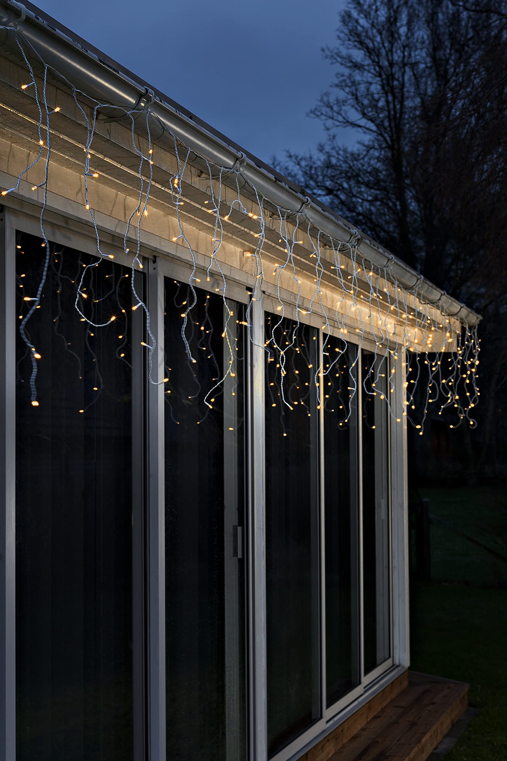 Konstsmide LED Solar Eisregen Lichtervorhang, fernbedienbar, 200 bernsteinfarbene Dioden, Außen, weißes Kabel, 2 x Lithium-Akku / 1 x CR2025 (inkl.) - 2777-802SP