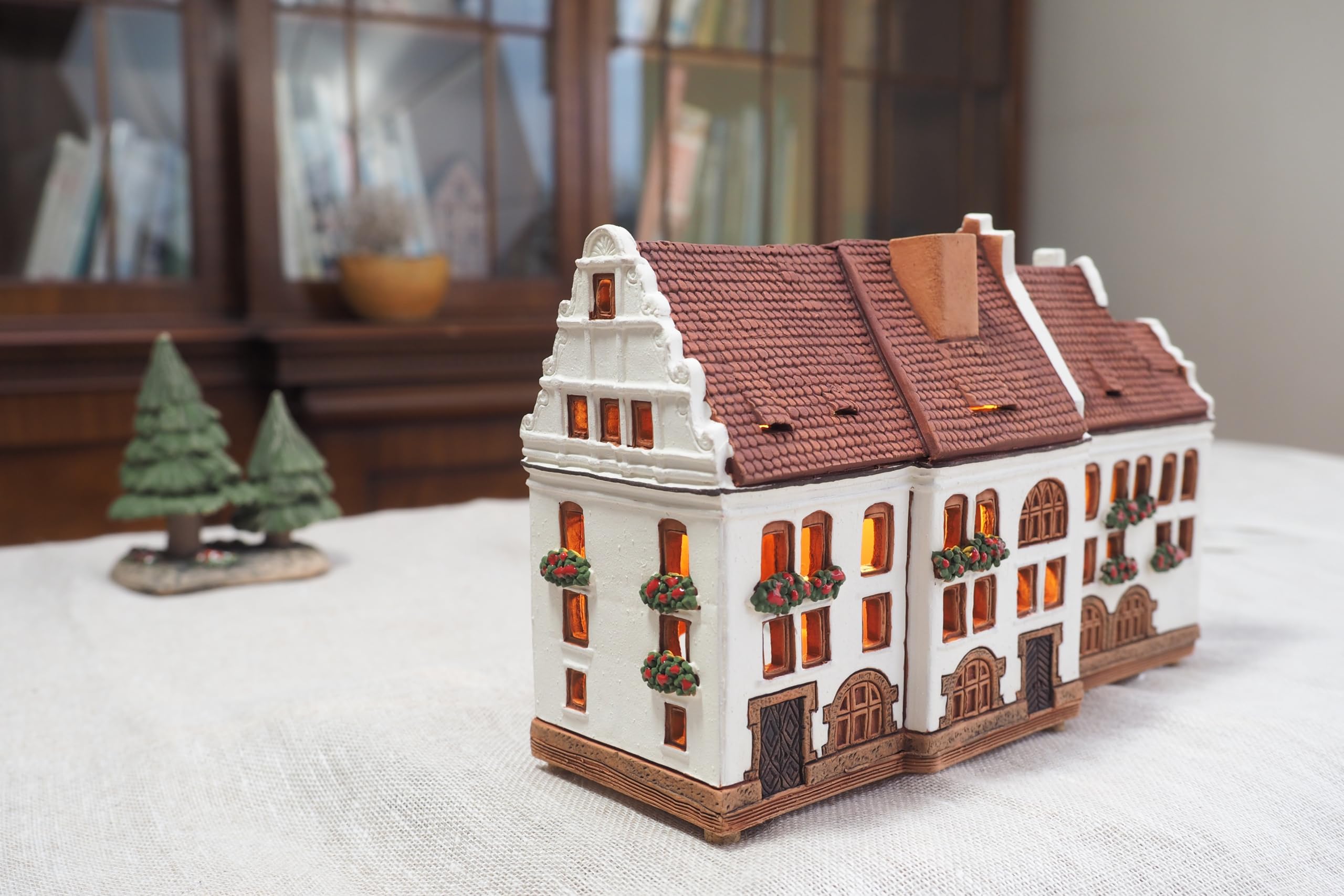 Ceramiczny domek świetlny, rękodzieło, artystyczna miniaturka, historyczny domek dworkowy w Monachium, Niemcy, C345AR