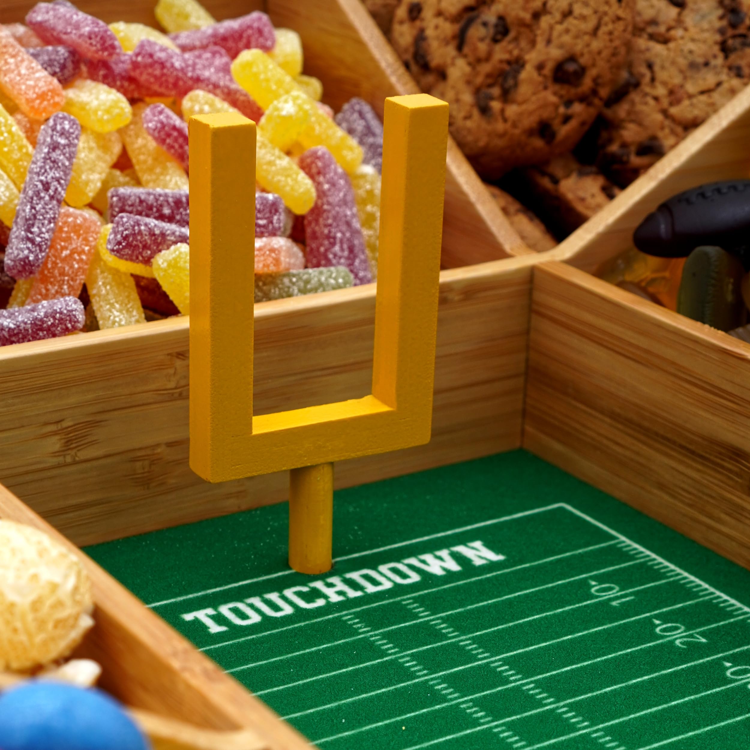 40YARDS American Football Snack Stadium - Estadio para aperitivos de madera de bambú + fieltro (suave) con marcas y 2 goles de campo amarillos | Tamaño: 50 x 36 cm | Construido | Estadio de Football