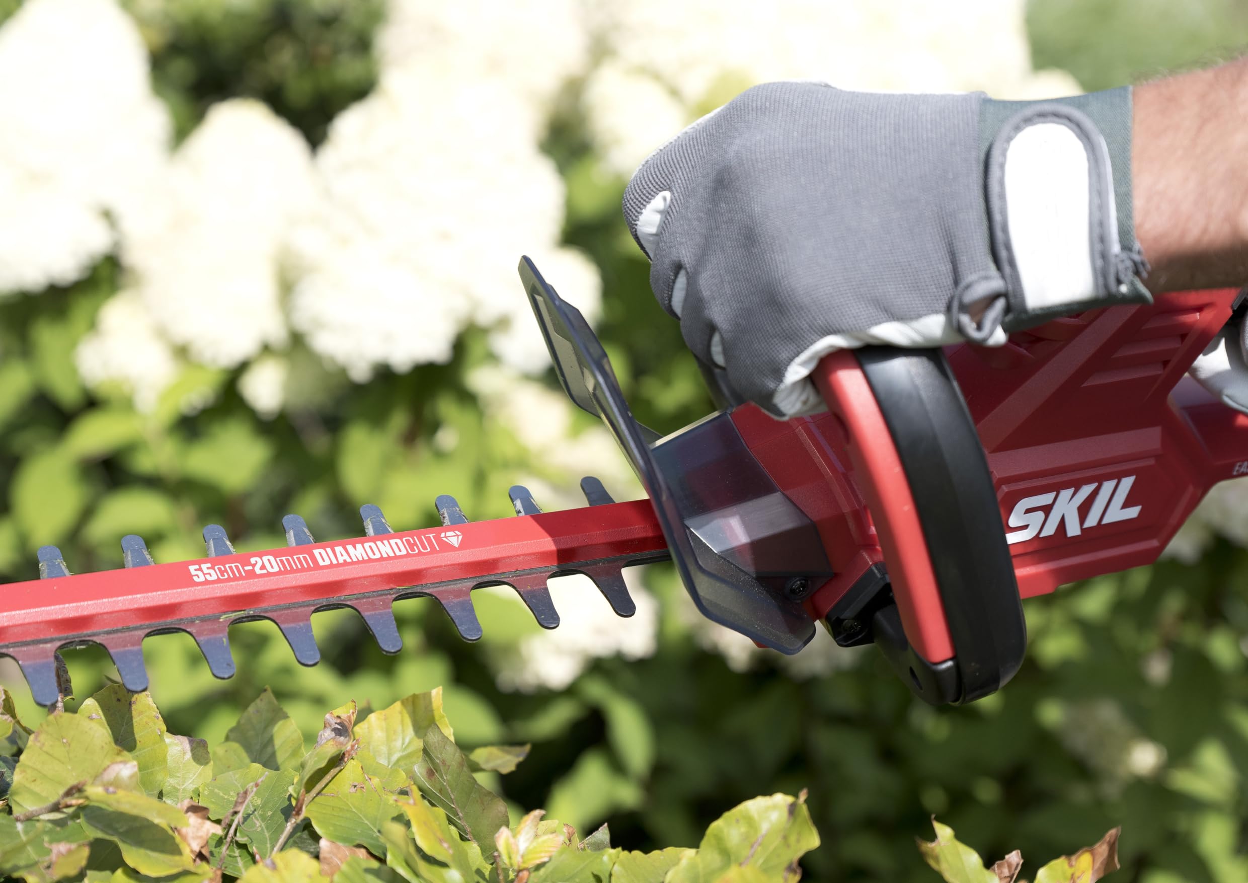 Skil Akku-Heckenschere 0430CA 55 cm „20V Max“ (18V) – Heckenschere mit ergonomischem Design und Sägefunktion – Ideal für Hecken, Sträucher und dickere Äste GH1E0430CA