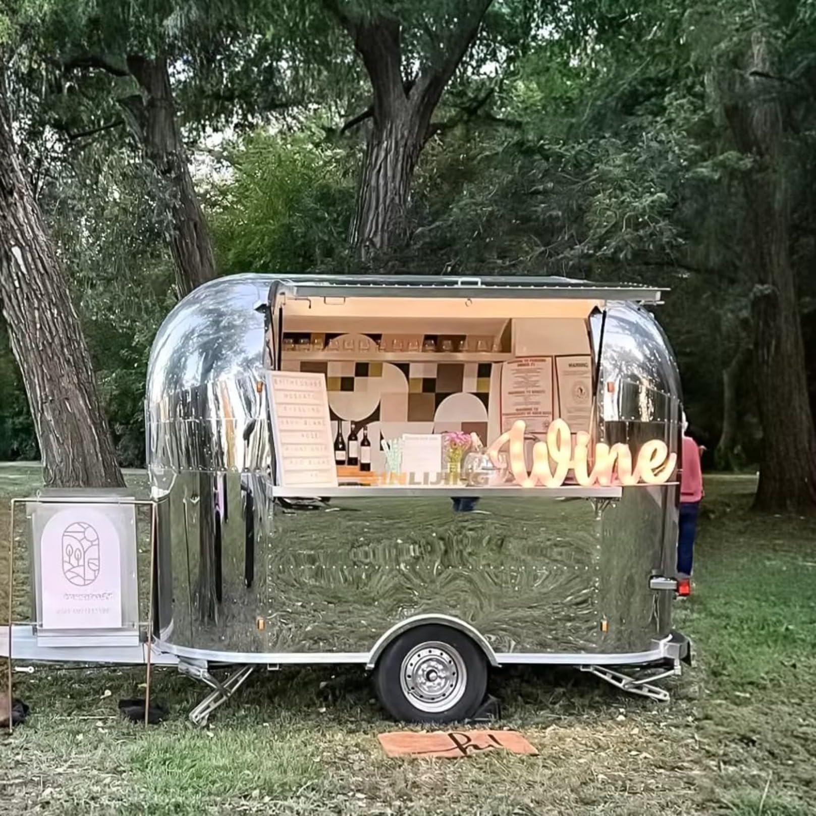 Mobilna przyczepa gastronomiczna komercyjne rozwiązanie kuchenne