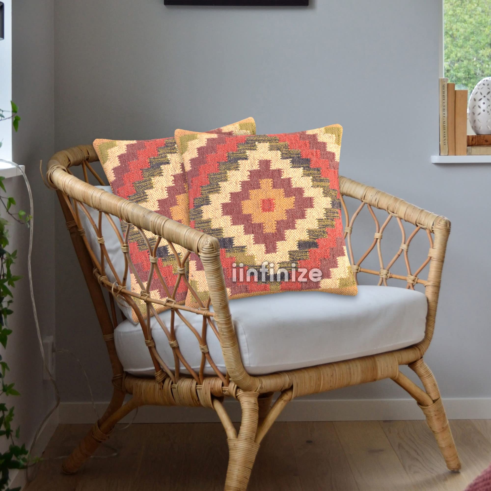 Coussin Kilim tissé main en laine pour un salon bohème et chaleureux