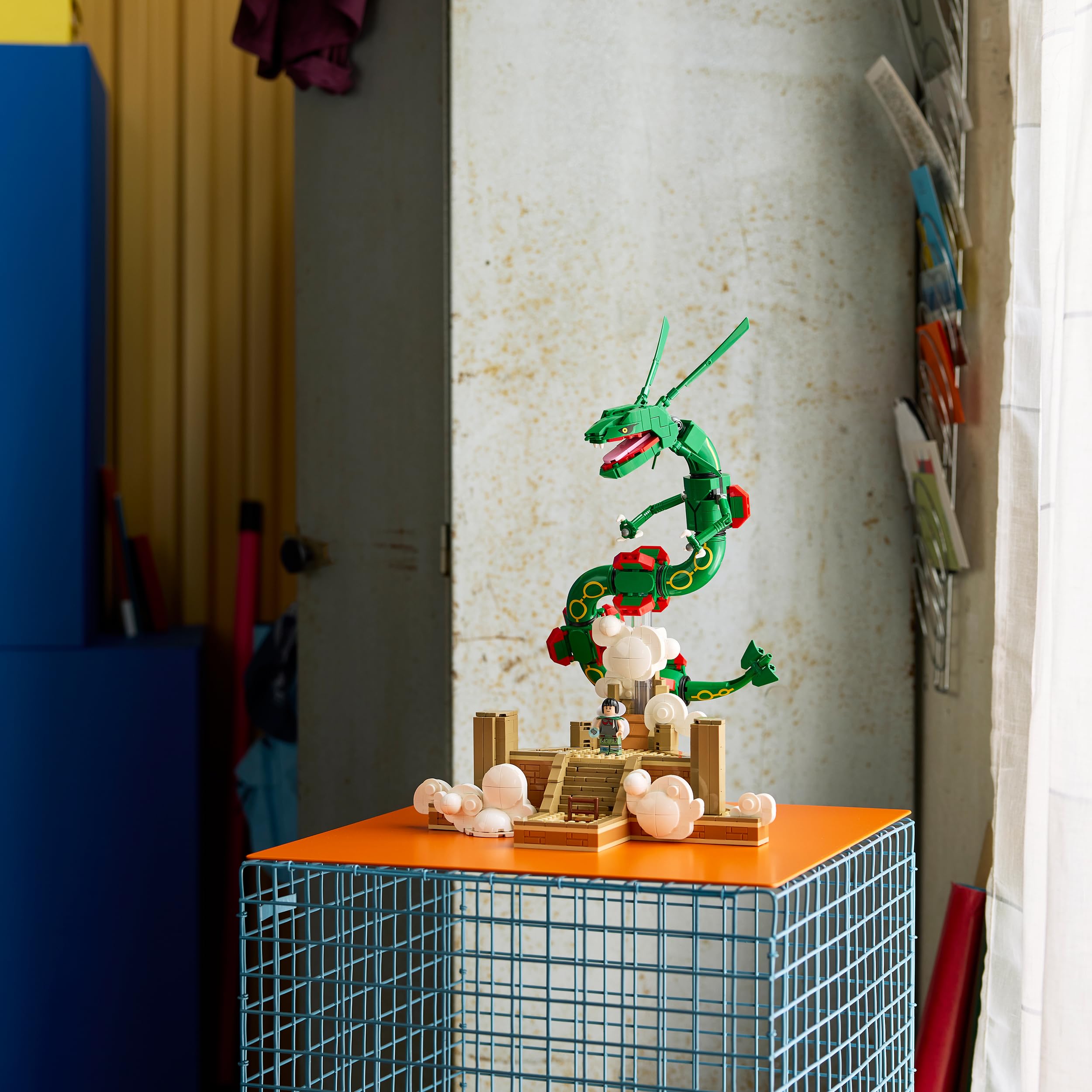 LEGO Pokémon Rayquaza - Modellbausatz für Erwachsene mit Drachenfigur, Trainerin Amalia Minifigur & Ultraball - DIY Zimmer oder Regal Deko - Sammelbares Gaming Geschenk - 72168