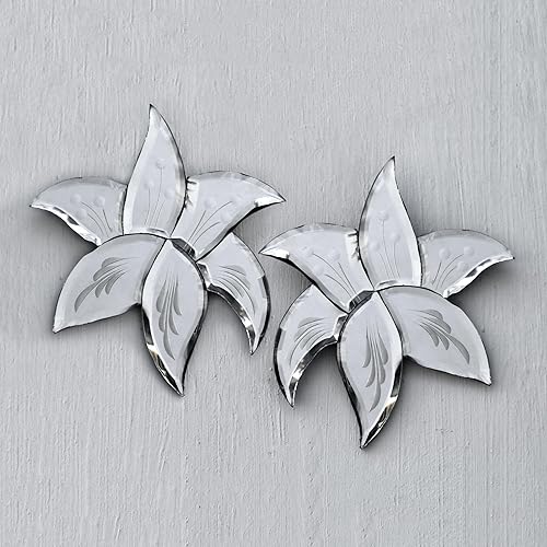Miniatura 4 de NOVICA Espejos decorativos de pared de vidrio hechos a mano con motivo de hojas de Java, par de vidrio de madera transparente Indonesia y árbol 5.5
