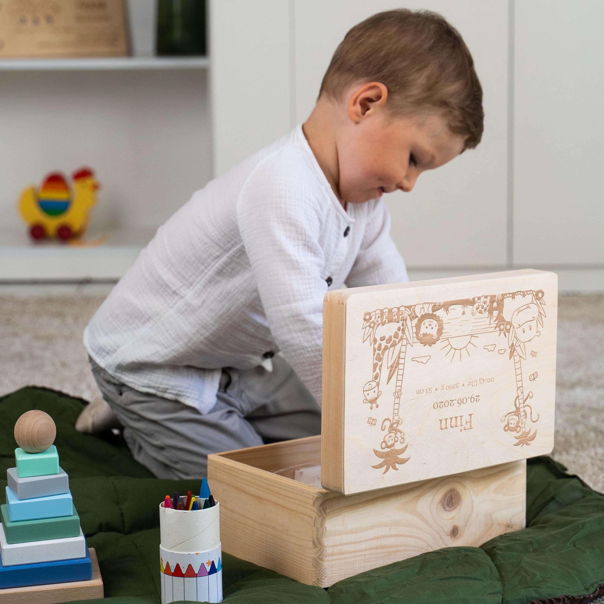 LAUBLUST Erinnerungsbox Baby Personalisiert - Geschenk zur Geburt mit Name | Dschungel - Kinder Erinnerungskiste Holz für Mädchen & Jungen | Holzkiste Natur & Weiß - FSC® (Größen S, M, L, XL)