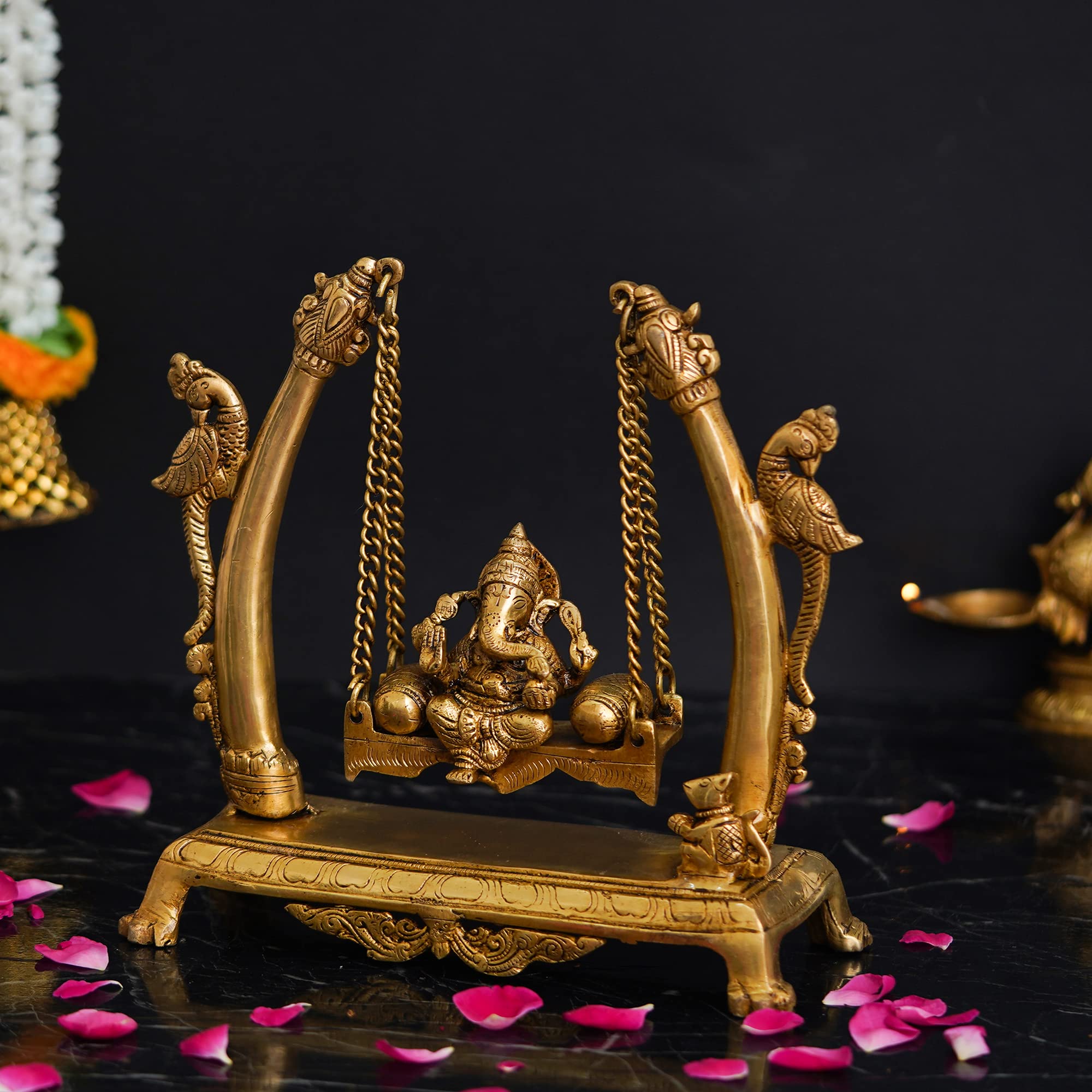eCraftIndia Idole de Ganesh en laiton doré assise sur une balançoire de paon | Idole du Seigneur Ganesha pour décoration d'intérieur | Statue de Ganesh | Ganesh Ganpati Murti Cadeau pour Diwali