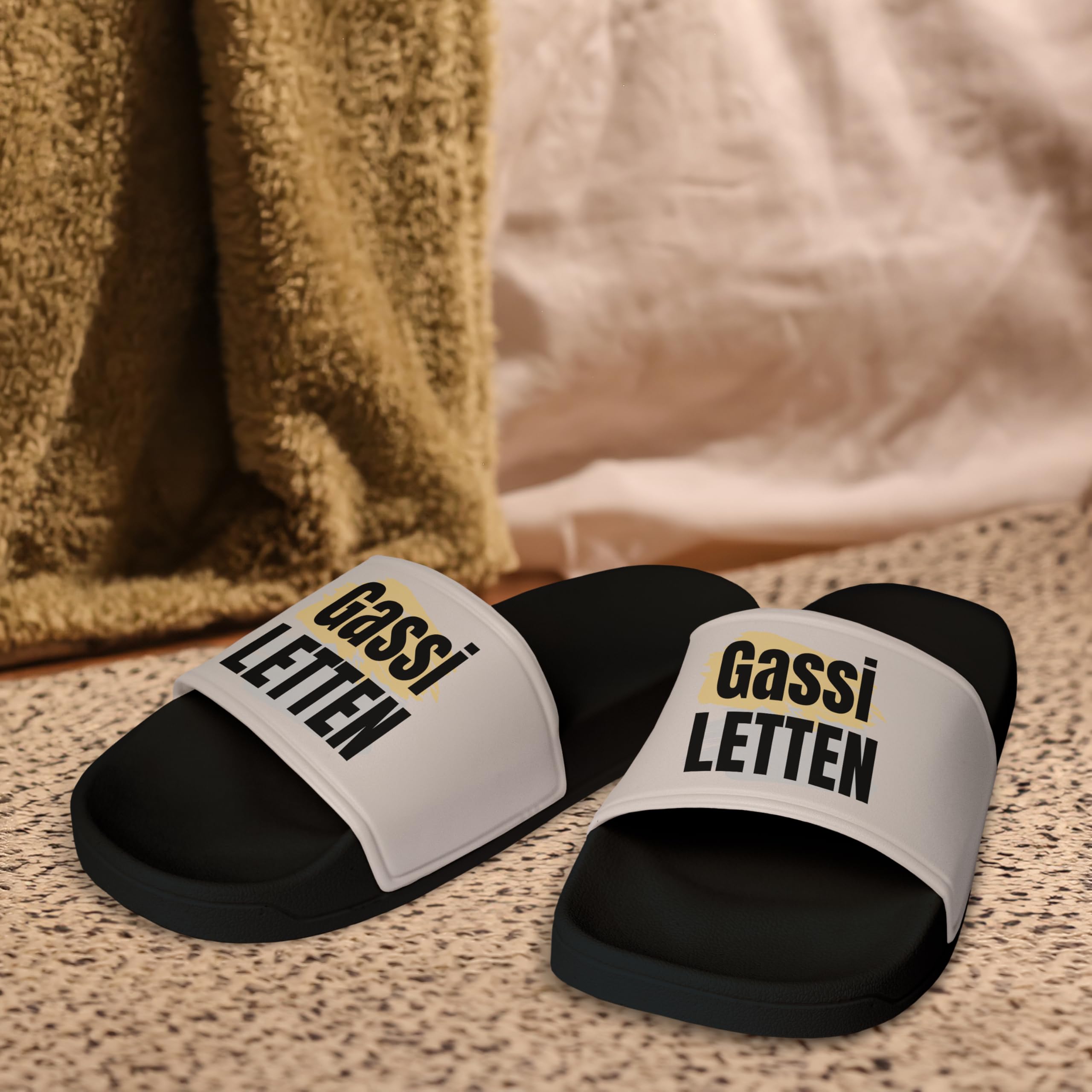 True Statements Trendige Badelatschen „Letten” personalisiert mit Wunschtext - aus robustem PVC - Damen, Herren, Unisex