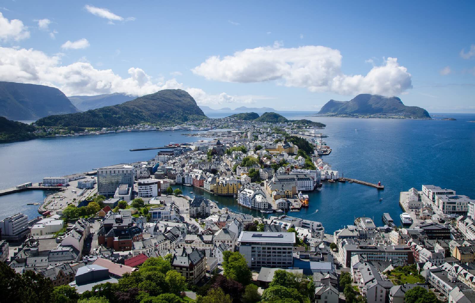 puzzle dla dorosłych 1000 elementów Nadmorskie wybrzeże miasta Alesund, Norwegia 75x50cm