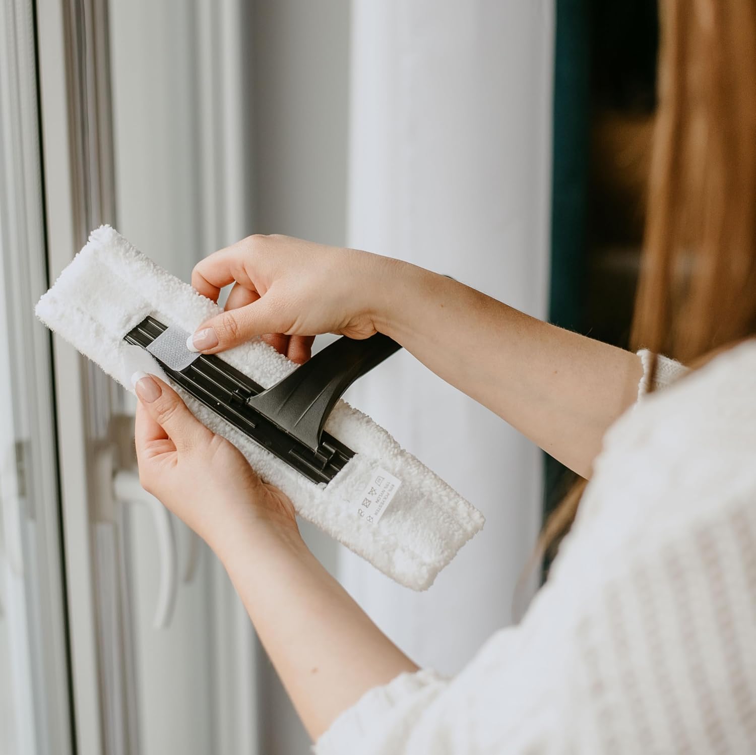 Attaching the microfiber cleaning pad to its holder
