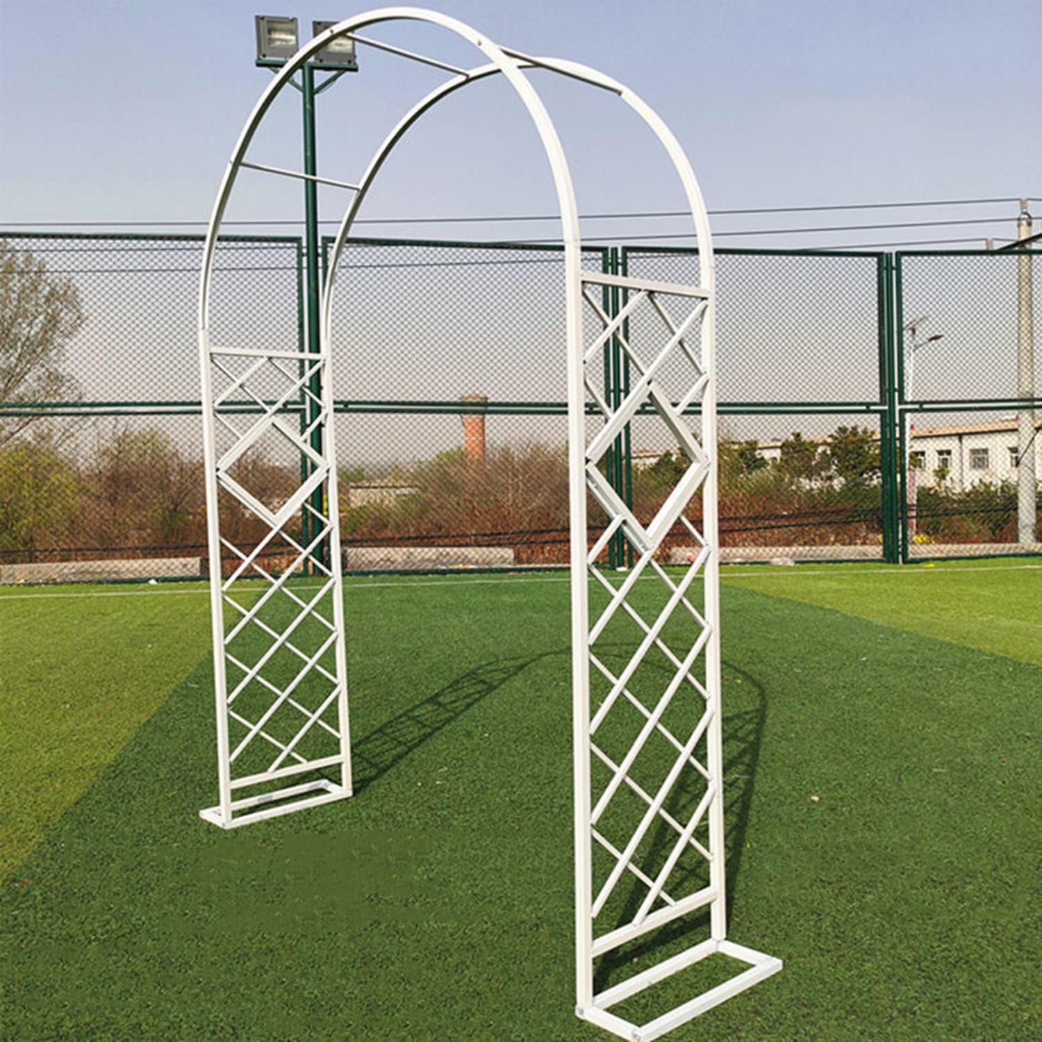 Treillis pour plantes grimpantes blanc avec pergola métallique et grille