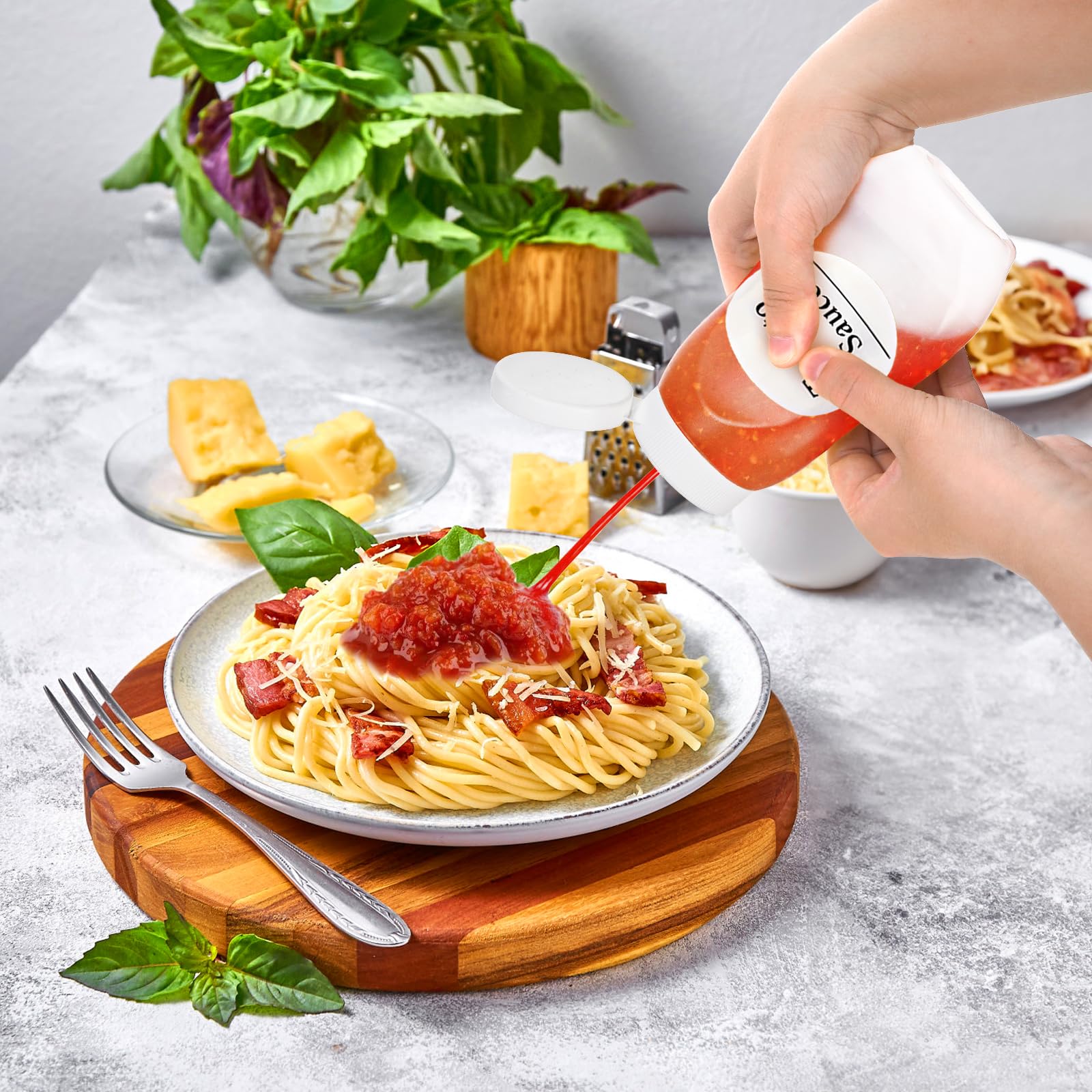 Paquete de 12 botellas exprimibles para condimentos, botellas de plástico de 12 onzas con tapa abatible, recipientes vacíos reutilizables para salsa con etiquetas y embudos de silicona para 7