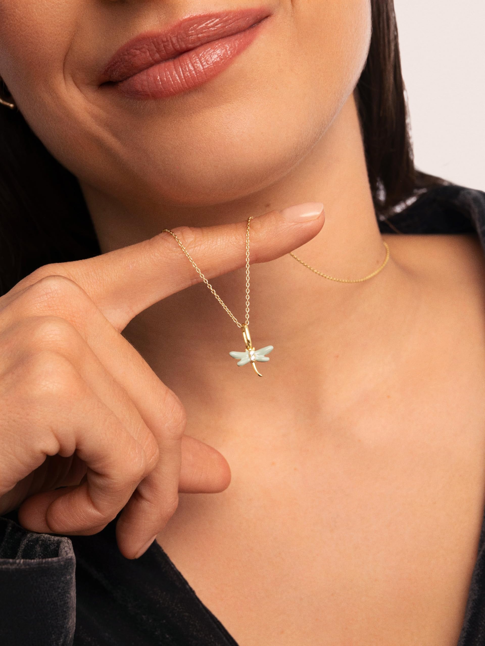 SINGULARU - Charm Libélula. Plata de Ley 925 con acabado en Baño de Oro de 18kt. Colgante con Motivo Libélula y Detalles en Circonita y Esmalte. Cierre Asa. Joyas para Mujer