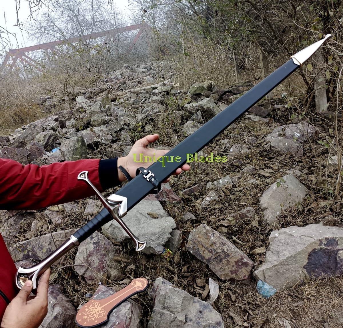 Anduril-Schwert des Striders, individuell graviertes Schwert, LOTR-Nachbildung, Herr der Ringe Geschenk, Wandhalterung und Schwertscheide aus 440C-Edelstahl, grau
